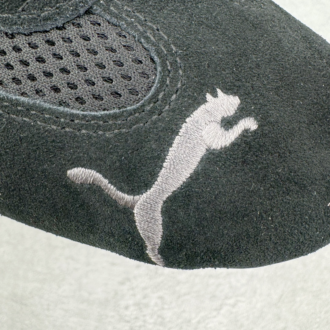 图片[17]-＃HP Open YY x PUMA Speedca OG 彪马极速赛车系列低帮德训风拼接复古百搭休闲运动赛车鞋 OPEN YY x Puma Speedcat 成为韩国 2024 年至今最热鞋款 引发本地玩家排队疯抢 而缔造者之一 OPEN YY 早已席卷韩国时尚圈 并正试图用 联名等方式 将「首尔辣妹美学」带向全球 本次与「首尔辣妹衣柜」 OPEN YY 联名 发售之外还在乐天世界购物中心举办 POP UP 时尚博主纷纷到场打卡 让 Puma 的「IT Shoes」进一步拓展韩国市场，本次共发售 3 款配色 粉金、沙银更受女玩家喜爱 用以搭配裙装、运动裤，黑银则低调前卫 且男码几乎无溢价 而让不少玩家「提前种草」的 则是 OPEN YY 示范的「彩色丝袜 blokette 混搭」配合干燥迷幻的亚文化氛围 成为不少女生的「新搭配指南」POP UP 现场和近两天的社媒上脚图中 不少玩家继续用本次联名 Speedcat 玩转 blokette 并强调 Speedcat 与其他平底运动鞋相比 更加前卫、性感 Speedcat 外 OPEN YY 还将 Puma 的 Tracksuit、复古运动外套等单品 融入自身的「首尔辣妹美学」千禧银、赛车印花设计 颇为符合当下首尔街头日常着装的审美 也同样在发售时受到追捧 尺码：35.5 36 37 37.5 38 38.5 39 40 40.5 41 42 42.5 43 44 44.5 45-选品中心