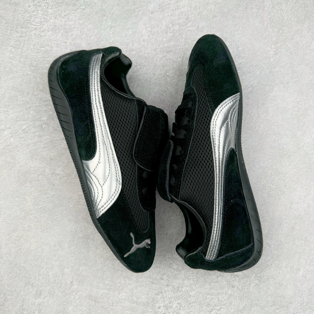 图片[3]-＃HP Open YY x PUMA Speedca OG 彪马极速赛车系列低帮德训风拼接复古百搭休闲运动赛车鞋 OPEN YY x Puma Speedcat 成为韩国 2024 年至今最热鞋款 引发本地玩家排队疯抢 而缔造者之一 OPEN YY 早已席卷韩国时尚圈 并正试图用 联名等方式 将「首尔辣妹美学」带向全球 本次与「首尔辣妹衣柜」 OPEN YY 联名 发售之外还在乐天世界购物中心举办 POP UP 时尚博主纷纷到场打卡 让 Puma 的「IT Shoes」进一步拓展韩国市场，本次共发售 3 款配色 粉金、沙银更受女玩家喜爱 用以搭配裙装、运动裤，黑银则低调前卫 且男码几乎无溢价 而让不少玩家「提前种草」的 则是 OPEN YY 示范的「彩色丝袜 blokette 混搭」配合干燥迷幻的亚文化氛围 成为不少女生的「新搭配指南」POP UP 现场和近两天的社媒上脚图中 不少玩家继续用本次联名 Speedcat 玩转 blokette 并强调 Speedcat 与其他平底运动鞋相比 更加前卫、性感 Speedcat 外 OPEN YY 还将 Puma 的 Tracksuit、复古运动外套等单品 融入自身的「首尔辣妹美学」千禧银、赛车印花设计 颇为符合当下首尔街头日常着装的审美 也同样在发售时受到追捧 尺码：35.5 36 37 37.5 38 38.5 39 40 40.5 41 42 42.5 43 44 44.5 45-选品中心