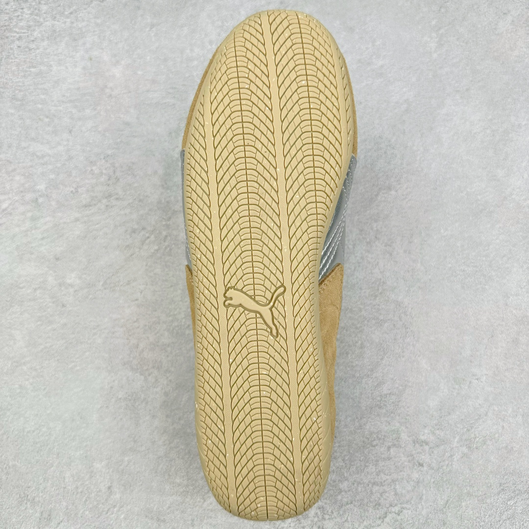 图片[9]-＃HP Open YY x PUMA Speedca OG 彪马极速赛车系列低帮德训风拼接复古百搭休闲运动赛车鞋 OPEN YY x Puma Speedcat 成为韩国 2024 年至今最热鞋款 引发本地玩家排队疯抢 而缔造者之一 OPEN YY 早已席卷韩国时尚圈 并正试图用 联名等方式 将「首尔辣妹美学」带向全球 本次与「首尔辣妹衣柜」 OPEN YY 联名 发售之外还在乐天世界购物中心举办 POP UP 时尚博主纷纷到场打卡 让 Puma 的「IT Shoes」进一步拓展韩国市场，本次共发售 3 款配色 粉金、沙银更受女玩家喜爱 用以搭配裙装、运动裤，黑银则低调前卫 且男码几乎无溢价 而让不少玩家「提前种草」的 则是 OPEN YY 示范的「彩色丝袜 blokette 混搭」配合干燥迷幻的亚文化氛围 成为不少女生的「新搭配指南」POP UP 现场和近两天的社媒上脚图中 不少玩家继续用本次联名 Speedcat 玩转 blokette 并强调 Speedcat 与其他平底运动鞋相比 更加前卫、性感 Speedcat 外 OPEN YY 还将 Puma 的 Tracksuit、复古运动外套等单品 融入自身的「首尔辣妹美学」千禧银、赛车印花设计 颇为符合当下首尔街头日常着装的审美 也同样在发售时受到追捧 尺码：35.5 36 37 37.5 38 38.5 39 40 40.5 41 42 42.5 43 44 44.5 45-选品中心