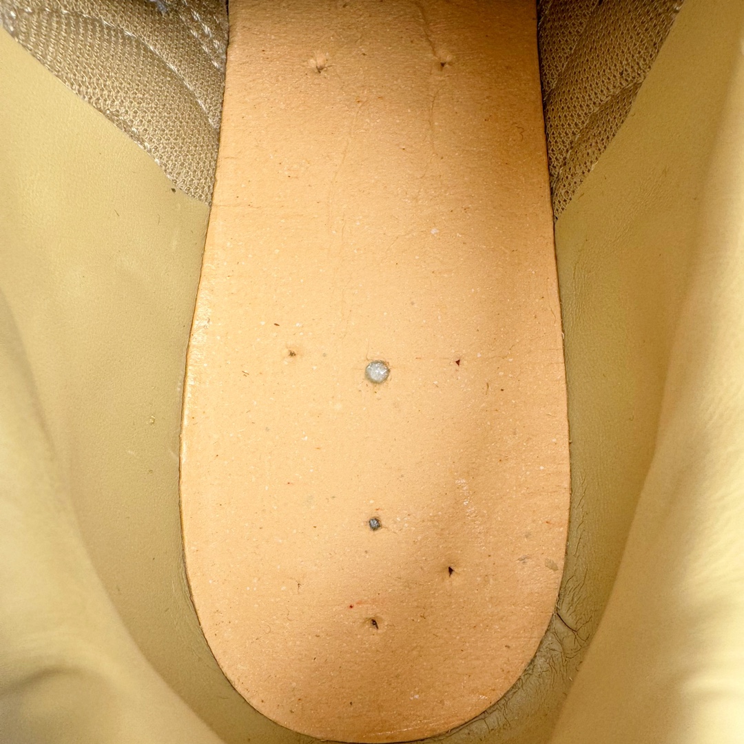 图片[11]-＃HP Open YY x PUMA Speedca OG 彪马极速赛车系列低帮德训风拼接复古百搭休闲运动赛车鞋 OPEN YY x Puma Speedcat 成为韩国 2024 年至今最热鞋款 引发本地玩家排队疯抢 而缔造者之一 OPEN YY 早已席卷韩国时尚圈 并正试图用 联名等方式 将「首尔辣妹美学」带向全球 本次与「首尔辣妹衣柜」 OPEN YY 联名 发售之外还在乐天世界购物中心举办 POP UP 时尚博主纷纷到场打卡 让 Puma 的「IT Shoes」进一步拓展韩国市场，本次共发售 3 款配色 粉金、沙银更受女玩家喜爱 用以搭配裙装、运动裤，黑银则低调前卫 且男码几乎无溢价 而让不少玩家「提前种草」的 则是 OPEN YY 示范的「彩色丝袜 blokette 混搭」配合干燥迷幻的亚文化氛围 成为不少女生的「新搭配指南」POP UP 现场和近两天的社媒上脚图中 不少玩家继续用本次联名 Speedcat 玩转 blokette 并强调 Speedcat 与其他平底运动鞋相比 更加前卫、性感 Speedcat 外 OPEN YY 还将 Puma 的 Tracksuit、复古运动外套等单品 融入自身的「首尔辣妹美学」千禧银、赛车印花设计 颇为符合当下首尔街头日常着装的审美 也同样在发售时受到追捧 尺码：35.5 36 37 37.5 38 38.5 39 40 40.5 41 42 42.5 43 44 44.5 45-选品中心