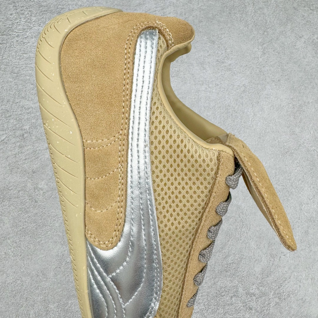 图片[6]-＃HP Open YY x PUMA Speedca OG 彪马极速赛车系列低帮德训风拼接复古百搭休闲运动赛车鞋 OPEN YY x Puma Speedcat 成为韩国 2024 年至今最热鞋款 引发本地玩家排队疯抢 而缔造者之一 OPEN YY 早已席卷韩国时尚圈 并正试图用 联名等方式 将「首尔辣妹美学」带向全球 本次与「首尔辣妹衣柜」 OPEN YY 联名 发售之外还在乐天世界购物中心举办 POP UP 时尚博主纷纷到场打卡 让 Puma 的「IT Shoes」进一步拓展韩国市场，本次共发售 3 款配色 粉金、沙银更受女玩家喜爱 用以搭配裙装、运动裤，黑银则低调前卫 且男码几乎无溢价 而让不少玩家「提前种草」的 则是 OPEN YY 示范的「彩色丝袜 blokette 混搭」配合干燥迷幻的亚文化氛围 成为不少女生的「新搭配指南」POP UP 现场和近两天的社媒上脚图中 不少玩家继续用本次联名 Speedcat 玩转 blokette 并强调 Speedcat 与其他平底运动鞋相比 更加前卫、性感 Speedcat 外 OPEN YY 还将 Puma 的 Tracksuit、复古运动外套等单品 融入自身的「首尔辣妹美学」千禧银、赛车印花设计 颇为符合当下首尔街头日常着装的审美 也同样在发售时受到追捧 尺码：35.5 36 37 37.5 38 38.5 39 40 40.5 41 42 42.5 43 44 44.5 45-选品中心