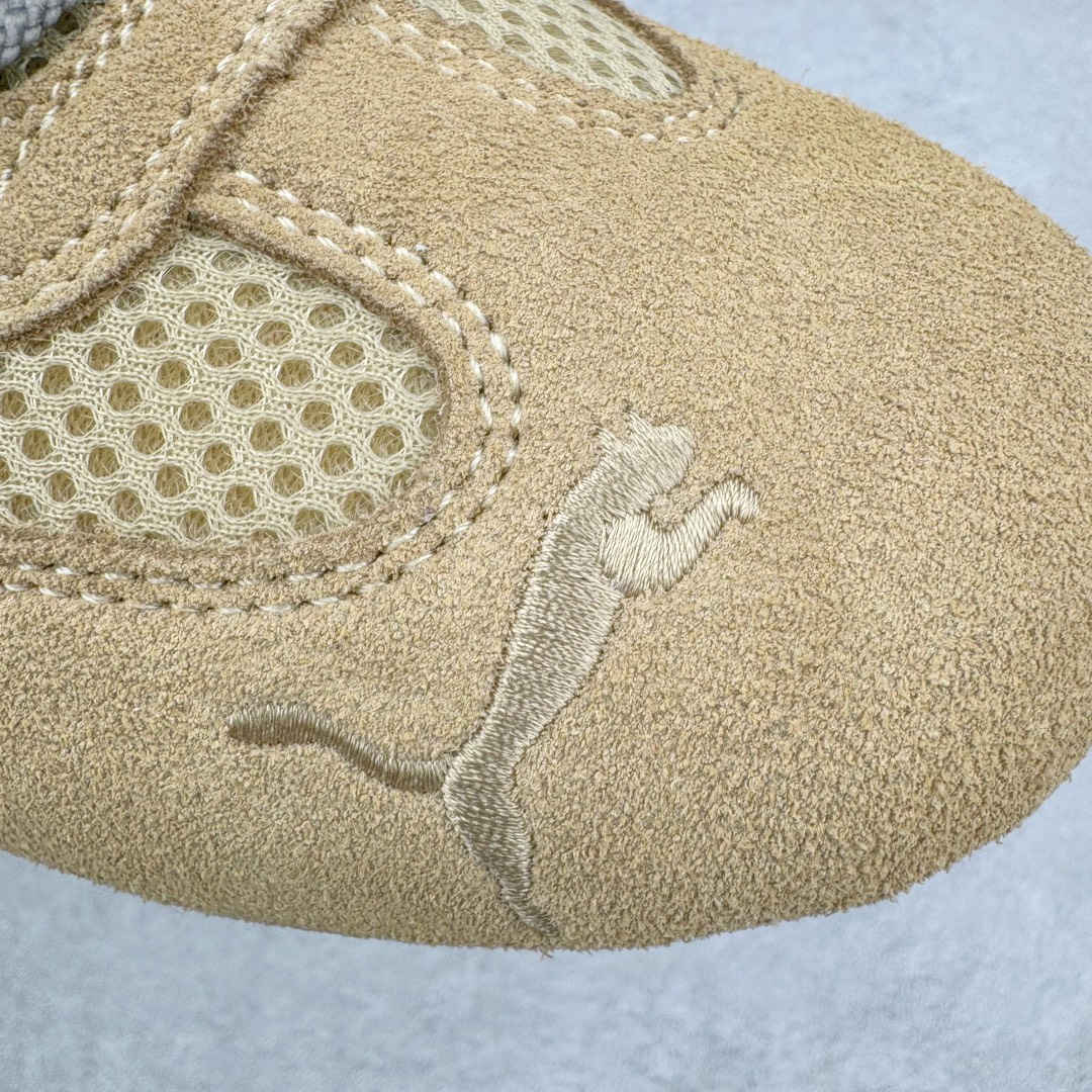 图片[17]-＃HP Open YY x PUMA Speedca OG 彪马极速赛车系列低帮德训风拼接复古百搭休闲运动赛车鞋 OPEN YY x Puma Speedcat 成为韩国 2024 年至今最热鞋款 引发本地玩家排队疯抢 而缔造者之一 OPEN YY 早已席卷韩国时尚圈 并正试图用 联名等方式 将「首尔辣妹美学」带向全球 本次与「首尔辣妹衣柜」 OPEN YY 联名 发售之外还在乐天世界购物中心举办 POP UP 时尚博主纷纷到场打卡 让 Puma 的「IT Shoes」进一步拓展韩国市场，本次共发售 3 款配色 粉金、沙银更受女玩家喜爱 用以搭配裙装、运动裤，黑银则低调前卫 且男码几乎无溢价 而让不少玩家「提前种草」的 则是 OPEN YY 示范的「彩色丝袜 blokette 混搭」配合干燥迷幻的亚文化氛围 成为不少女生的「新搭配指南」POP UP 现场和近两天的社媒上脚图中 不少玩家继续用本次联名 Speedcat 玩转 blokette 并强调 Speedcat 与其他平底运动鞋相比 更加前卫、性感 Speedcat 外 OPEN YY 还将 Puma 的 Tracksuit、复古运动外套等单品 融入自身的「首尔辣妹美学」千禧银、赛车印花设计 颇为符合当下首尔街头日常着装的审美 也同样在发售时受到追捧 尺码：35.5 36 37 37.5 38 38.5 39 40 40.5 41 42 42.5 43 44 44.5 45-选品中心