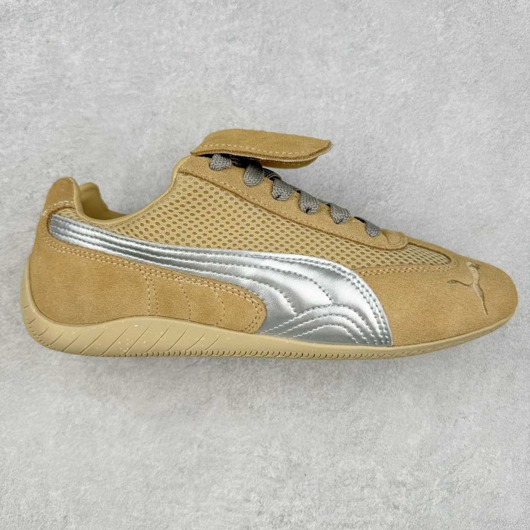 ＃HP Open YY x PUMA Speedca OG 彪马极速赛车系列低帮德训风拼接复古百搭休闲运动赛车鞋 OPEN YY x Puma Speedcat 成为韩国 2024 年至今最热鞋款 引发本地玩家排队疯抢 而缔造者之一 OPEN YY 早已席卷韩国时尚圈 并正试图用 联名等方式 将「首尔辣妹美学」带向全球 本次与「首尔辣妹衣柜」 OPEN YY 联名 发售之外还在乐天世界购物中心举办 POP UP 时尚博主纷纷到场打卡 让 Puma 的「IT Shoes」进一步拓展韩国市场，本次共发售 3 款配色 粉金、沙银更受女玩家喜爱 用以搭配裙装、运动裤，黑银则低调前卫 且男码几乎无溢价 而让不少玩家「提前种草」的 则是 OPEN YY 示范的「彩色丝袜 blokette 混搭」配合干燥迷幻的亚文化氛围 成为不少女生的「新搭配指南」POP UP 现场和近两天的社媒上脚图中 不少玩家继续用本次联名 Speedcat 玩转 blokette 并强调 Speedcat 与其他平底运动鞋相比 更加前卫、性感 Speedcat 外 OPEN YY 还将 Puma 的 Tracksuit、复古运动外套等单品 融入自身的「首尔辣妹美学」千禧银、赛车印花设计 颇为符合当下首尔街头日常着装的审美 也同样在发售时受到追捧 尺码：35.5 36 37 37.5 38 38.5 39 40 40.5 41 42 42.5 43 44 44.5 45-选品中心