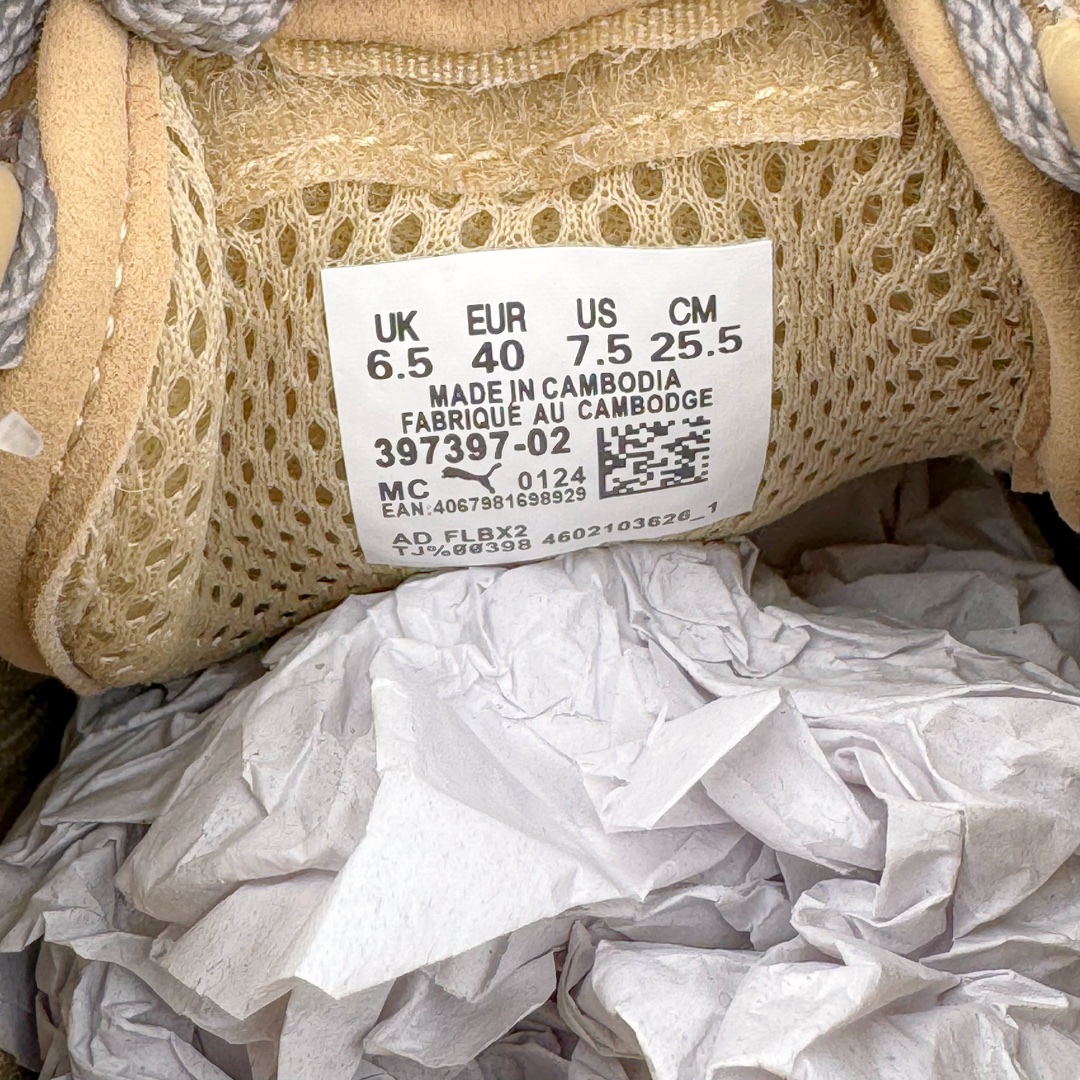 图片[10]-＃HP Open YY x PUMA Speedca OG 彪马极速赛车系列低帮德训风拼接复古百搭休闲运动赛车鞋 OPEN YY x Puma Speedcat 成为韩国 2024 年至今最热鞋款 引发本地玩家排队疯抢 而缔造者之一 OPEN YY 早已席卷韩国时尚圈 并正试图用 联名等方式 将「首尔辣妹美学」带向全球 本次与「首尔辣妹衣柜」 OPEN YY 联名 发售之外还在乐天世界购物中心举办 POP UP 时尚博主纷纷到场打卡 让 Puma 的「IT Shoes」进一步拓展韩国市场，本次共发售 3 款配色 粉金、沙银更受女玩家喜爱 用以搭配裙装、运动裤，黑银则低调前卫 且男码几乎无溢价 而让不少玩家「提前种草」的 则是 OPEN YY 示范的「彩色丝袜 blokette 混搭」配合干燥迷幻的亚文化氛围 成为不少女生的「新搭配指南」POP UP 现场和近两天的社媒上脚图中 不少玩家继续用本次联名 Speedcat 玩转 blokette 并强调 Speedcat 与其他平底运动鞋相比 更加前卫、性感 Speedcat 外 OPEN YY 还将 Puma 的 Tracksuit、复古运动外套等单品 融入自身的「首尔辣妹美学」千禧银、赛车印花设计 颇为符合当下首尔街头日常着装的审美 也同样在发售时受到追捧 尺码：35.5 36 37 37.5 38 38.5 39 40 40.5 41 42 42.5 43 44 44.5 45-选品中心