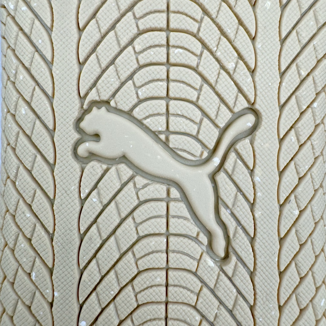 图片[18]-＃HP Open YY x PUMA Speedca OG 彪马极速赛车系列低帮德训风拼接复古百搭休闲运动赛车鞋 OPEN YY x Puma Speedcat 成为韩国 2024 年至今最热鞋款 引发本地玩家排队疯抢 而缔造者之一 OPEN YY 早已席卷韩国时尚圈 并正试图用 联名等方式 将「首尔辣妹美学」带向全球 本次与「首尔辣妹衣柜」 OPEN YY 联名 发售之外还在乐天世界购物中心举办 POP UP 时尚博主纷纷到场打卡 让 Puma 的「IT Shoes」进一步拓展韩国市场，本次共发售 3 款配色 粉金、沙银更受女玩家喜爱 用以搭配裙装、运动裤，黑银则低调前卫 且男码几乎无溢价 而让不少玩家「提前种草」的 则是 OPEN YY 示范的「彩色丝袜 blokette 混搭」配合干燥迷幻的亚文化氛围 成为不少女生的「新搭配指南」POP UP 现场和近两天的社媒上脚图中 不少玩家继续用本次联名 Speedcat 玩转 blokette 并强调 Speedcat 与其他平底运动鞋相比 更加前卫、性感 Speedcat 外 OPEN YY 还将 Puma 的 Tracksuit、复古运动外套等单品 融入自身的「首尔辣妹美学」千禧银、赛车印花设计 颇为符合当下首尔街头日常着装的审美 也同样在发售时受到追捧 尺码：35.5 36 37 37.5 38 38.5 39 40 40.5 41 42 42.5 43 44 44.5 45-选品中心