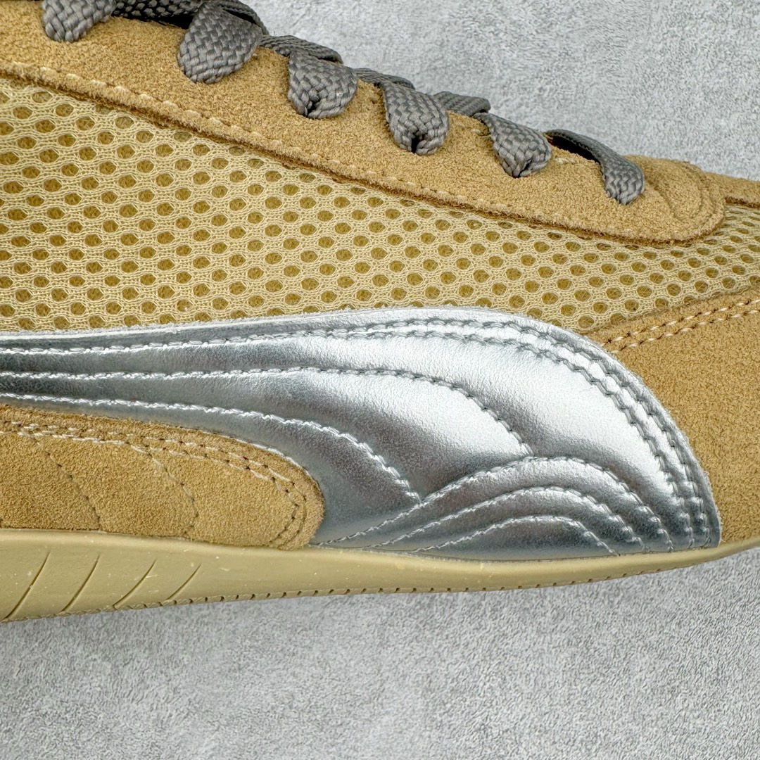 图片[16]-＃HP Open YY x PUMA Speedca OG 彪马极速赛车系列低帮德训风拼接复古百搭休闲运动赛车鞋 OPEN YY x Puma Speedcat 成为韩国 2024 年至今最热鞋款 引发本地玩家排队疯抢 而缔造者之一 OPEN YY 早已席卷韩国时尚圈 并正试图用 联名等方式 将「首尔辣妹美学」带向全球 本次与「首尔辣妹衣柜」 OPEN YY 联名 发售之外还在乐天世界购物中心举办 POP UP 时尚博主纷纷到场打卡 让 Puma 的「IT Shoes」进一步拓展韩国市场，本次共发售 3 款配色 粉金、沙银更受女玩家喜爱 用以搭配裙装、运动裤，黑银则低调前卫 且男码几乎无溢价 而让不少玩家「提前种草」的 则是 OPEN YY 示范的「彩色丝袜 blokette 混搭」配合干燥迷幻的亚文化氛围 成为不少女生的「新搭配指南」POP UP 现场和近两天的社媒上脚图中 不少玩家继续用本次联名 Speedcat 玩转 blokette 并强调 Speedcat 与其他平底运动鞋相比 更加前卫、性感 Speedcat 外 OPEN YY 还将 Puma 的 Tracksuit、复古运动外套等单品 融入自身的「首尔辣妹美学」千禧银、赛车印花设计 颇为符合当下首尔街头日常着装的审美 也同样在发售时受到追捧 尺码：35.5 36 37 37.5 38 38.5 39 40 40.5 41 42 42.5 43 44 44.5 45-选品中心