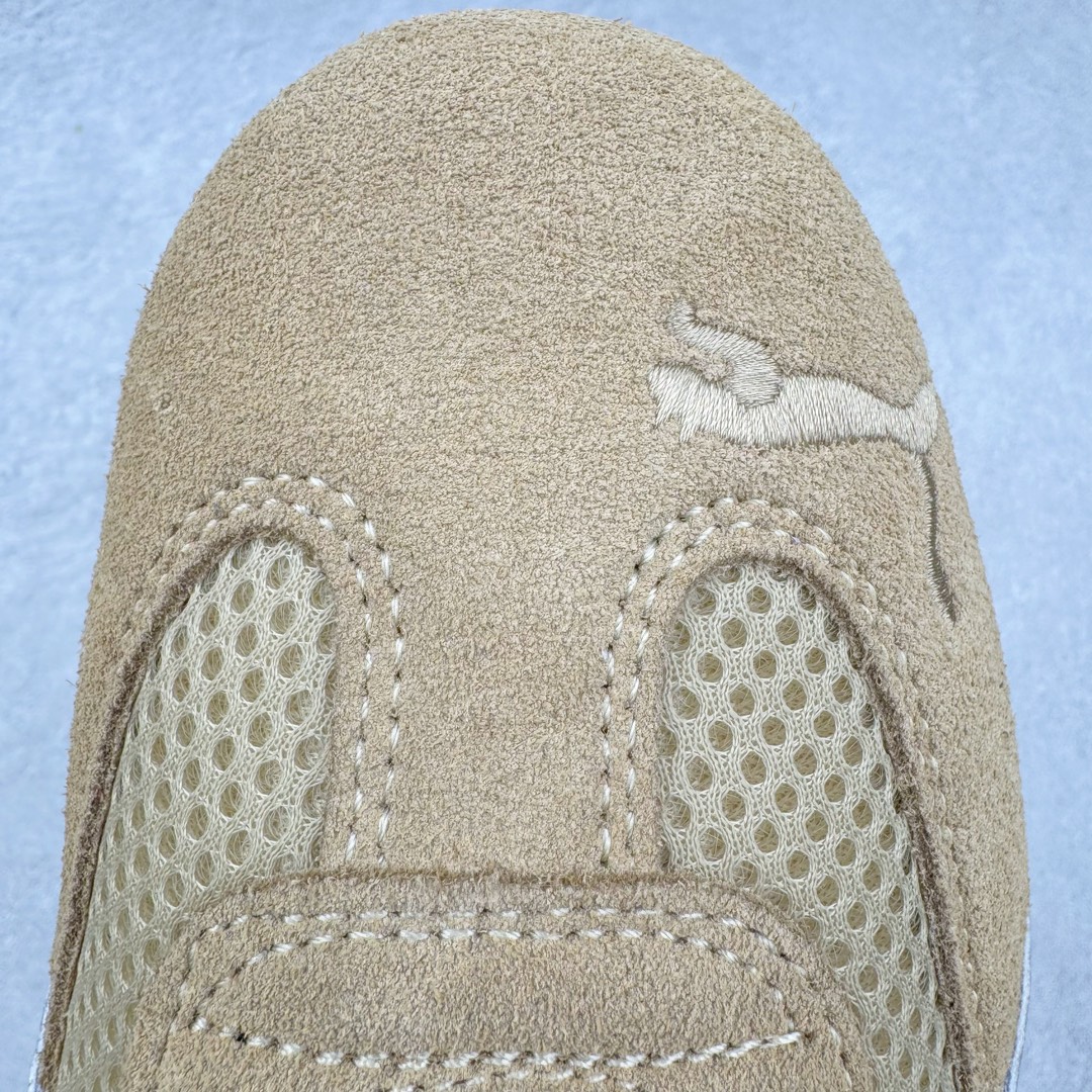 图片[15]-＃HP Open YY x PUMA Speedca OG 彪马极速赛车系列低帮德训风拼接复古百搭休闲运动赛车鞋 OPEN YY x Puma Speedcat 成为韩国 2024 年至今最热鞋款 引发本地玩家排队疯抢 而缔造者之一 OPEN YY 早已席卷韩国时尚圈 并正试图用 联名等方式 将「首尔辣妹美学」带向全球 本次与「首尔辣妹衣柜」 OPEN YY 联名 发售之外还在乐天世界购物中心举办 POP UP 时尚博主纷纷到场打卡 让 Puma 的「IT Shoes」进一步拓展韩国市场，本次共发售 3 款配色 粉金、沙银更受女玩家喜爱 用以搭配裙装、运动裤，黑银则低调前卫 且男码几乎无溢价 而让不少玩家「提前种草」的 则是 OPEN YY 示范的「彩色丝袜 blokette 混搭」配合干燥迷幻的亚文化氛围 成为不少女生的「新搭配指南」POP UP 现场和近两天的社媒上脚图中 不少玩家继续用本次联名 Speedcat 玩转 blokette 并强调 Speedcat 与其他平底运动鞋相比 更加前卫、性感 Speedcat 外 OPEN YY 还将 Puma 的 Tracksuit、复古运动外套等单品 融入自身的「首尔辣妹美学」千禧银、赛车印花设计 颇为符合当下首尔街头日常着装的审美 也同样在发售时受到追捧 尺码：35.5 36 37 37.5 38 38.5 39 40 40.5 41 42 42.5 43 44 44.5 45-选品中心