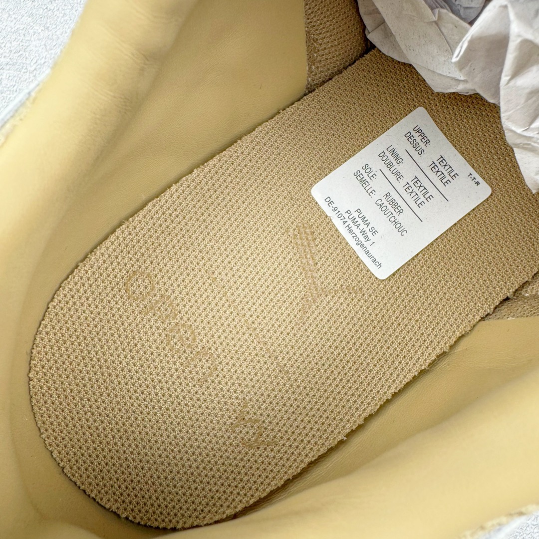 图片[13]-＃HP Open YY x PUMA Speedca OG 彪马极速赛车系列低帮德训风拼接复古百搭休闲运动赛车鞋 OPEN YY x Puma Speedcat 成为韩国 2024 年至今最热鞋款 引发本地玩家排队疯抢 而缔造者之一 OPEN YY 早已席卷韩国时尚圈 并正试图用 联名等方式 将「首尔辣妹美学」带向全球 本次与「首尔辣妹衣柜」 OPEN YY 联名 发售之外还在乐天世界购物中心举办 POP UP 时尚博主纷纷到场打卡 让 Puma 的「IT Shoes」进一步拓展韩国市场，本次共发售 3 款配色 粉金、沙银更受女玩家喜爱 用以搭配裙装、运动裤，黑银则低调前卫 且男码几乎无溢价 而让不少玩家「提前种草」的 则是 OPEN YY 示范的「彩色丝袜 blokette 混搭」配合干燥迷幻的亚文化氛围 成为不少女生的「新搭配指南」POP UP 现场和近两天的社媒上脚图中 不少玩家继续用本次联名 Speedcat 玩转 blokette 并强调 Speedcat 与其他平底运动鞋相比 更加前卫、性感 Speedcat 外 OPEN YY 还将 Puma 的 Tracksuit、复古运动外套等单品 融入自身的「首尔辣妹美学」千禧银、赛车印花设计 颇为符合当下首尔街头日常着装的审美 也同样在发售时受到追捧 尺码：35.5 36 37 37.5 38 38.5 39 40 40.5 41 42 42.5 43 44 44.5 45-选品中心