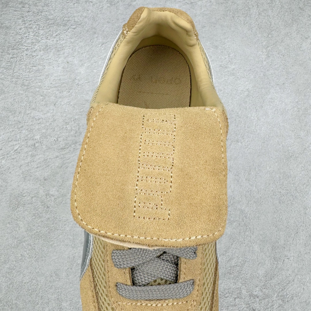 图片[5]-＃HP Open YY x PUMA Speedca OG 彪马极速赛车系列低帮德训风拼接复古百搭休闲运动赛车鞋 OPEN YY x Puma Speedcat 成为韩国 2024 年至今最热鞋款 引发本地玩家排队疯抢 而缔造者之一 OPEN YY 早已席卷韩国时尚圈 并正试图用 联名等方式 将「首尔辣妹美学」带向全球 本次与「首尔辣妹衣柜」 OPEN YY 联名 发售之外还在乐天世界购物中心举办 POP UP 时尚博主纷纷到场打卡 让 Puma 的「IT Shoes」进一步拓展韩国市场，本次共发售 3 款配色 粉金、沙银更受女玩家喜爱 用以搭配裙装、运动裤，黑银则低调前卫 且男码几乎无溢价 而让不少玩家「提前种草」的 则是 OPEN YY 示范的「彩色丝袜 blokette 混搭」配合干燥迷幻的亚文化氛围 成为不少女生的「新搭配指南」POP UP 现场和近两天的社媒上脚图中 不少玩家继续用本次联名 Speedcat 玩转 blokette 并强调 Speedcat 与其他平底运动鞋相比 更加前卫、性感 Speedcat 外 OPEN YY 还将 Puma 的 Tracksuit、复古运动外套等单品 融入自身的「首尔辣妹美学」千禧银、赛车印花设计 颇为符合当下首尔街头日常着装的审美 也同样在发售时受到追捧 尺码：35.5 36 37 37.5 38 38.5 39 40 40.5 41 42 42.5 43 44 44.5 45-选品中心