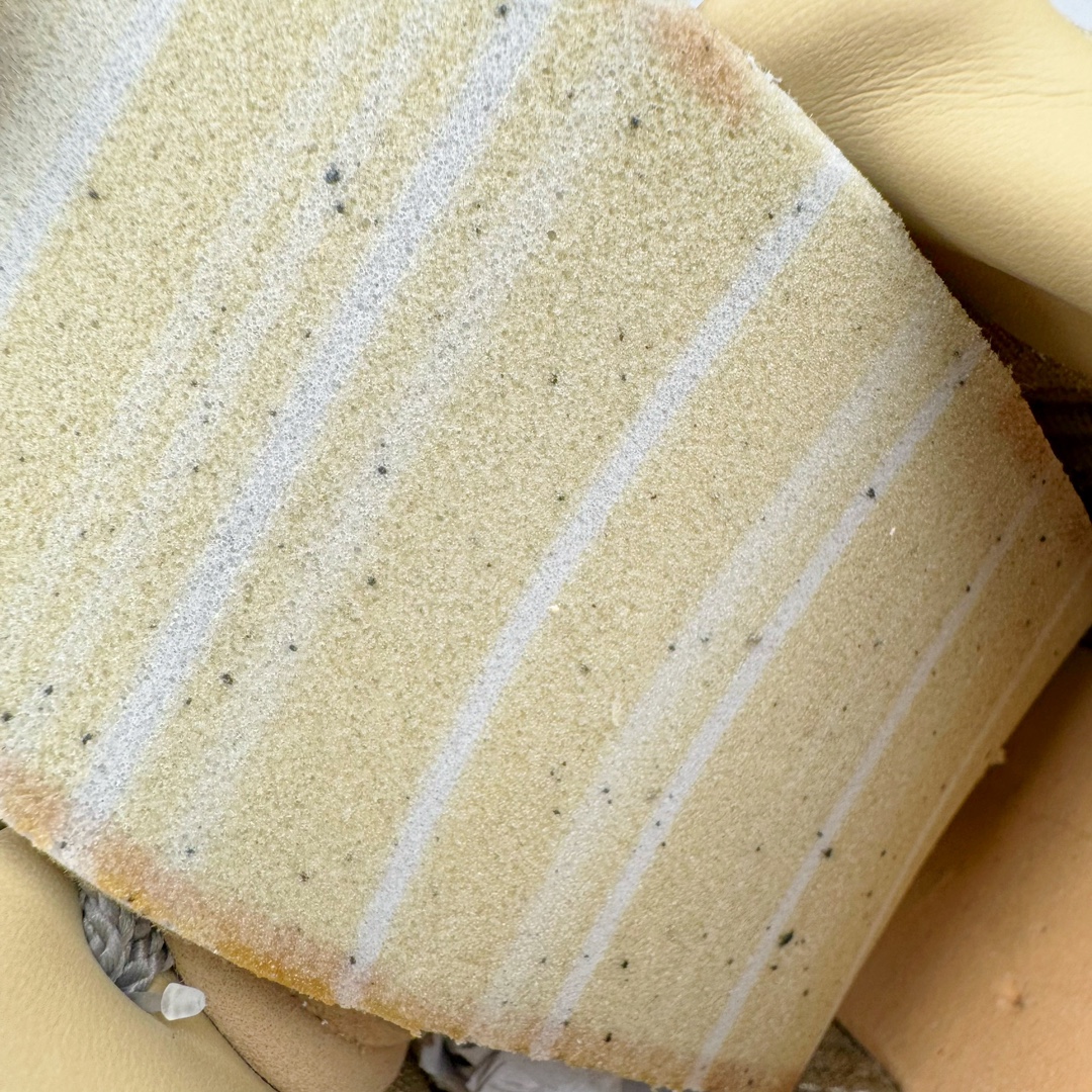 图片[12]-＃HP Open YY x PUMA Speedca OG 彪马极速赛车系列低帮德训风拼接复古百搭休闲运动赛车鞋 OPEN YY x Puma Speedcat 成为韩国 2024 年至今最热鞋款 引发本地玩家排队疯抢 而缔造者之一 OPEN YY 早已席卷韩国时尚圈 并正试图用 联名等方式 将「首尔辣妹美学」带向全球 本次与「首尔辣妹衣柜」 OPEN YY 联名 发售之外还在乐天世界购物中心举办 POP UP 时尚博主纷纷到场打卡 让 Puma 的「IT Shoes」进一步拓展韩国市场，本次共发售 3 款配色 粉金、沙银更受女玩家喜爱 用以搭配裙装、运动裤，黑银则低调前卫 且男码几乎无溢价 而让不少玩家「提前种草」的 则是 OPEN YY 示范的「彩色丝袜 blokette 混搭」配合干燥迷幻的亚文化氛围 成为不少女生的「新搭配指南」POP UP 现场和近两天的社媒上脚图中 不少玩家继续用本次联名 Speedcat 玩转 blokette 并强调 Speedcat 与其他平底运动鞋相比 更加前卫、性感 Speedcat 外 OPEN YY 还将 Puma 的 Tracksuit、复古运动外套等单品 融入自身的「首尔辣妹美学」千禧银、赛车印花设计 颇为符合当下首尔街头日常着装的审美 也同样在发售时受到追捧 尺码：35.5 36 37 37.5 38 38.5 39 40 40.5 41 42 42.5 43 44 44.5 45-选品中心