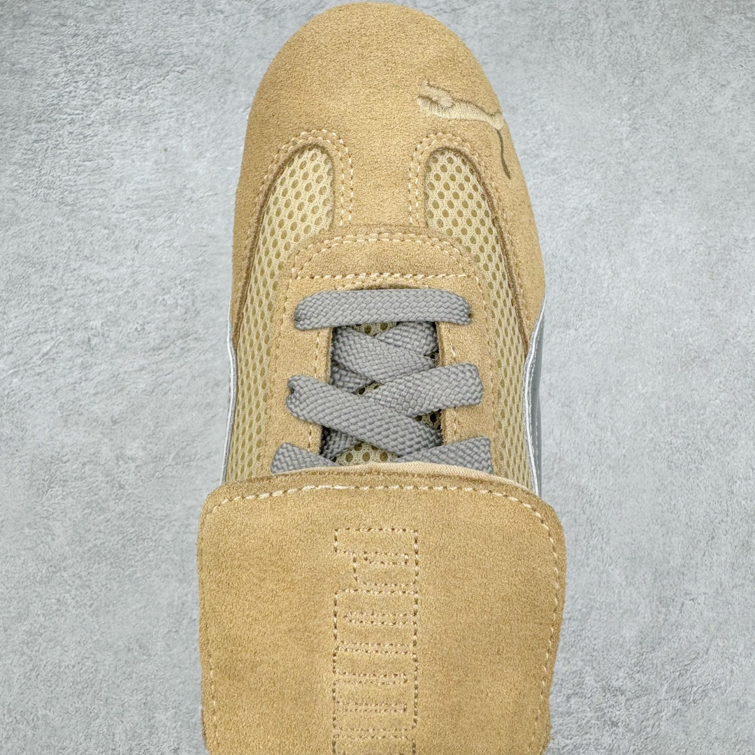 图片[4]-＃HP Open YY x PUMA Speedca OG 彪马极速赛车系列低帮德训风拼接复古百搭休闲运动赛车鞋 OPEN YY x Puma Speedcat 成为韩国 2024 年至今最热鞋款 引发本地玩家排队疯抢 而缔造者之一 OPEN YY 早已席卷韩国时尚圈 并正试图用 联名等方式 将「首尔辣妹美学」带向全球 本次与「首尔辣妹衣柜」 OPEN YY 联名 发售之外还在乐天世界购物中心举办 POP UP 时尚博主纷纷到场打卡 让 Puma 的「IT Shoes」进一步拓展韩国市场，本次共发售 3 款配色 粉金、沙银更受女玩家喜爱 用以搭配裙装、运动裤，黑银则低调前卫 且男码几乎无溢价 而让不少玩家「提前种草」的 则是 OPEN YY 示范的「彩色丝袜 blokette 混搭」配合干燥迷幻的亚文化氛围 成为不少女生的「新搭配指南」POP UP 现场和近两天的社媒上脚图中 不少玩家继续用本次联名 Speedcat 玩转 blokette 并强调 Speedcat 与其他平底运动鞋相比 更加前卫、性感 Speedcat 外 OPEN YY 还将 Puma 的 Tracksuit、复古运动外套等单品 融入自身的「首尔辣妹美学」千禧银、赛车印花设计 颇为符合当下首尔街头日常着装的审美 也同样在发售时受到追捧 尺码：35.5 36 37 37.5 38 38.5 39 40 40.5 41 42 42.5 43 44 44.5 45-选品中心