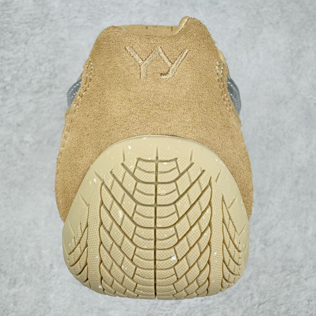 图片[8]-＃HP Open YY x PUMA Speedca OG 彪马极速赛车系列低帮德训风拼接复古百搭休闲运动赛车鞋 OPEN YY x Puma Speedcat 成为韩国 2024 年至今最热鞋款 引发本地玩家排队疯抢 而缔造者之一 OPEN YY 早已席卷韩国时尚圈 并正试图用 联名等方式 将「首尔辣妹美学」带向全球 本次与「首尔辣妹衣柜」 OPEN YY 联名 发售之外还在乐天世界购物中心举办 POP UP 时尚博主纷纷到场打卡 让 Puma 的「IT Shoes」进一步拓展韩国市场，本次共发售 3 款配色 粉金、沙银更受女玩家喜爱 用以搭配裙装、运动裤，黑银则低调前卫 且男码几乎无溢价 而让不少玩家「提前种草」的 则是 OPEN YY 示范的「彩色丝袜 blokette 混搭」配合干燥迷幻的亚文化氛围 成为不少女生的「新搭配指南」POP UP 现场和近两天的社媒上脚图中 不少玩家继续用本次联名 Speedcat 玩转 blokette 并强调 Speedcat 与其他平底运动鞋相比 更加前卫、性感 Speedcat 外 OPEN YY 还将 Puma 的 Tracksuit、复古运动外套等单品 融入自身的「首尔辣妹美学」千禧银、赛车印花设计 颇为符合当下首尔街头日常着装的审美 也同样在发售时受到追捧 尺码：35.5 36 37 37.5 38 38.5 39 40 40.5 41 42 42.5 43 44 44.5 45-选品中心