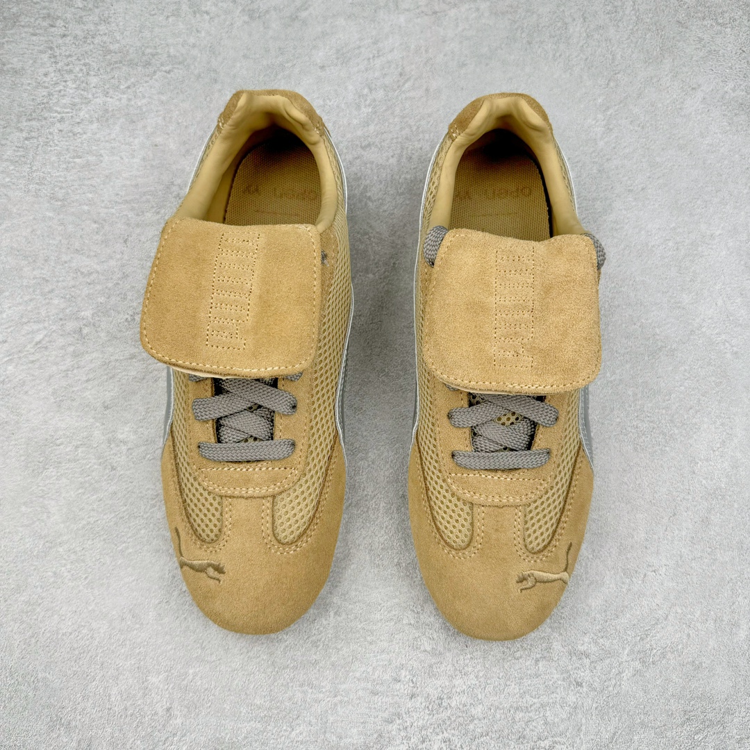 图片[2]-＃HP Open YY x PUMA Speedca OG 彪马极速赛车系列低帮德训风拼接复古百搭休闲运动赛车鞋 OPEN YY x Puma Speedcat 成为韩国 2024 年至今最热鞋款 引发本地玩家排队疯抢 而缔造者之一 OPEN YY 早已席卷韩国时尚圈 并正试图用 联名等方式 将「首尔辣妹美学」带向全球 本次与「首尔辣妹衣柜」 OPEN YY 联名 发售之外还在乐天世界购物中心举办 POP UP 时尚博主纷纷到场打卡 让 Puma 的「IT Shoes」进一步拓展韩国市场，本次共发售 3 款配色 粉金、沙银更受女玩家喜爱 用以搭配裙装、运动裤，黑银则低调前卫 且男码几乎无溢价 而让不少玩家「提前种草」的 则是 OPEN YY 示范的「彩色丝袜 blokette 混搭」配合干燥迷幻的亚文化氛围 成为不少女生的「新搭配指南」POP UP 现场和近两天的社媒上脚图中 不少玩家继续用本次联名 Speedcat 玩转 blokette 并强调 Speedcat 与其他平底运动鞋相比 更加前卫、性感 Speedcat 外 OPEN YY 还将 Puma 的 Tracksuit、复古运动外套等单品 融入自身的「首尔辣妹美学」千禧银、赛车印花设计 颇为符合当下首尔街头日常着装的审美 也同样在发售时受到追捧 尺码：35.5 36 37 37.5 38 38.5 39 40 40.5 41 42 42.5 43 44 44.5 45-选品中心