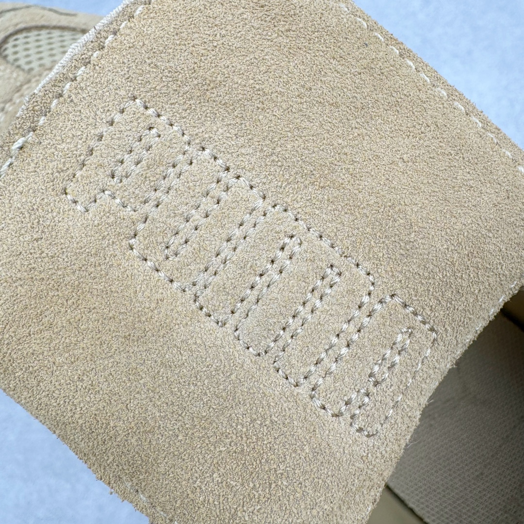 图片[14]-＃HP Open YY x PUMA Speedca OG 彪马极速赛车系列低帮德训风拼接复古百搭休闲运动赛车鞋 OPEN YY x Puma Speedcat 成为韩国 2024 年至今最热鞋款 引发本地玩家排队疯抢 而缔造者之一 OPEN YY 早已席卷韩国时尚圈 并正试图用 联名等方式 将「首尔辣妹美学」带向全球 本次与「首尔辣妹衣柜」 OPEN YY 联名 发售之外还在乐天世界购物中心举办 POP UP 时尚博主纷纷到场打卡 让 Puma 的「IT Shoes」进一步拓展韩国市场，本次共发售 3 款配色 粉金、沙银更受女玩家喜爱 用以搭配裙装、运动裤，黑银则低调前卫 且男码几乎无溢价 而让不少玩家「提前种草」的 则是 OPEN YY 示范的「彩色丝袜 blokette 混搭」配合干燥迷幻的亚文化氛围 成为不少女生的「新搭配指南」POP UP 现场和近两天的社媒上脚图中 不少玩家继续用本次联名 Speedcat 玩转 blokette 并强调 Speedcat 与其他平底运动鞋相比 更加前卫、性感 Speedcat 外 OPEN YY 还将 Puma 的 Tracksuit、复古运动外套等单品 融入自身的「首尔辣妹美学」千禧银、赛车印花设计 颇为符合当下首尔街头日常着装的审美 也同样在发售时受到追捧 尺码：35.5 36 37 37.5 38 38.5 39 40 40.5 41 42 42.5 43 44 44.5 45-选品中心