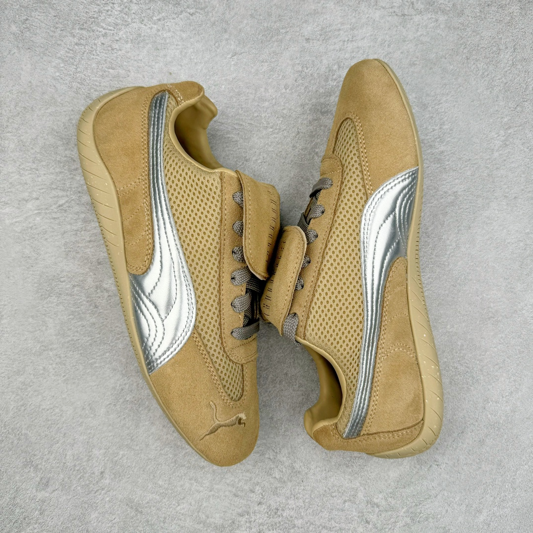 图片[3]-＃HP Open YY x PUMA Speedca OG 彪马极速赛车系列低帮德训风拼接复古百搭休闲运动赛车鞋 OPEN YY x Puma Speedcat 成为韩国 2024 年至今最热鞋款 引发本地玩家排队疯抢 而缔造者之一 OPEN YY 早已席卷韩国时尚圈 并正试图用 联名等方式 将「首尔辣妹美学」带向全球 本次与「首尔辣妹衣柜」 OPEN YY 联名 发售之外还在乐天世界购物中心举办 POP UP 时尚博主纷纷到场打卡 让 Puma 的「IT Shoes」进一步拓展韩国市场，本次共发售 3 款配色 粉金、沙银更受女玩家喜爱 用以搭配裙装、运动裤，黑银则低调前卫 且男码几乎无溢价 而让不少玩家「提前种草」的 则是 OPEN YY 示范的「彩色丝袜 blokette 混搭」配合干燥迷幻的亚文化氛围 成为不少女生的「新搭配指南」POP UP 现场和近两天的社媒上脚图中 不少玩家继续用本次联名 Speedcat 玩转 blokette 并强调 Speedcat 与其他平底运动鞋相比 更加前卫、性感 Speedcat 外 OPEN YY 还将 Puma 的 Tracksuit、复古运动外套等单品 融入自身的「首尔辣妹美学」千禧银、赛车印花设计 颇为符合当下首尔街头日常着装的审美 也同样在发售时受到追捧 尺码：35.5 36 37 37.5 38 38.5 39 40 40.5 41 42 42.5 43 44 44.5 45-选品中心