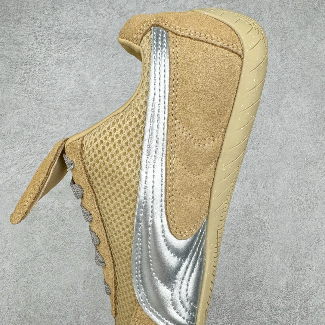 图片[7]-＃HP Open YY x PUMA Speedca OG 彪马极速赛车系列低帮德训风拼接复古百搭休闲运动赛车鞋 OPEN YY x Puma Speedcat 成为韩国 2024 年至今最热鞋款 引发本地玩家排队疯抢 而缔造者之一 OPEN YY 早已席卷韩国时尚圈 并正试图用 联名等方式 将「首尔辣妹美学」带向全球 本次与「首尔辣妹衣柜」 OPEN YY 联名 发售之外还在乐天世界购物中心举办 POP UP 时尚博主纷纷到场打卡 让 Puma 的「IT Shoes」进一步拓展韩国市场，本次共发售 3 款配色 粉金、沙银更受女玩家喜爱 用以搭配裙装、运动裤，黑银则低调前卫 且男码几乎无溢价 而让不少玩家「提前种草」的 则是 OPEN YY 示范的「彩色丝袜 blokette 混搭」配合干燥迷幻的亚文化氛围 成为不少女生的「新搭配指南」POP UP 现场和近两天的社媒上脚图中 不少玩家继续用本次联名 Speedcat 玩转 blokette 并强调 Speedcat 与其他平底运动鞋相比 更加前卫、性感 Speedcat 外 OPEN YY 还将 Puma 的 Tracksuit、复古运动外套等单品 融入自身的「首尔辣妹美学」千禧银、赛车印花设计 颇为符合当下首尔街头日常着装的审美 也同样在发售时受到追捧 尺码：35.5 36 37 37.5 38 38.5 39 40 40.5 41 42 42.5 43 44 44.5 45-选品中心