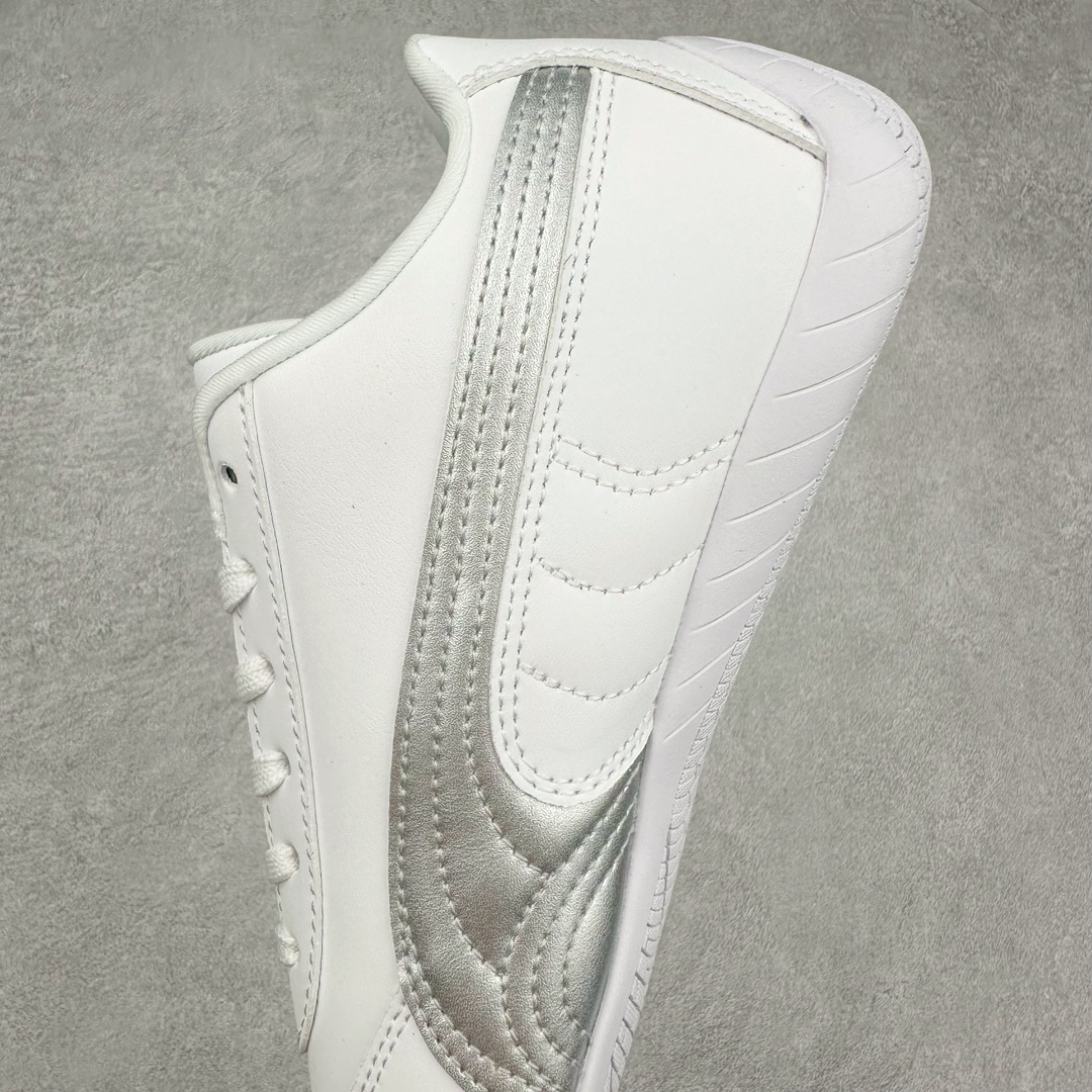 图片[7]-＃特价福利 PUMA Speedca OG 彪马极速赛车系列低帮德训风拼接复古百搭休闲运动赛车鞋 鞋款从80、90年代赛车手所穿的防火赛车鞋为原型，鞋身线条模仿了赛车的流线廓形 体现了空气动力学原理的结构 简约流畅的外观 恰好又和贯穿其中的Formstrip Logo融合恰到好处 视觉上细节丰富且协调 本次Speedcat OG鞋款归来 最大看点自然式保留了窄版鞋型以及薄底构造 这两年各品牌鞋底越做越厚 Speedcat反其道而行之 上脚几乎无鞋底的效果带来耳目一新的视觉体验 鞋面依旧是以质感细腻的麂皮材质打造 并且大面积近乎全包裹的使用 复古味道也愈发浓烈 配色上更是将最原始的黑色和红色带回 向F1赛车队的标志性队服致敬 相信让各位一眼种草的更多是出挑的大红色 上脚即可瞬间点亮整体造型 在以球鞋为核心的OOTD中脱颖而出 而另一款黑色则是低调的万金油 彰显新潮个性的同时又不喧宾夺主 也是热爱简约系穿搭朋友的首选 尺码：36 37 37.5 38 38.5 39 40 40.5 41 42 42.5 43 44 44.5 45-选品中心