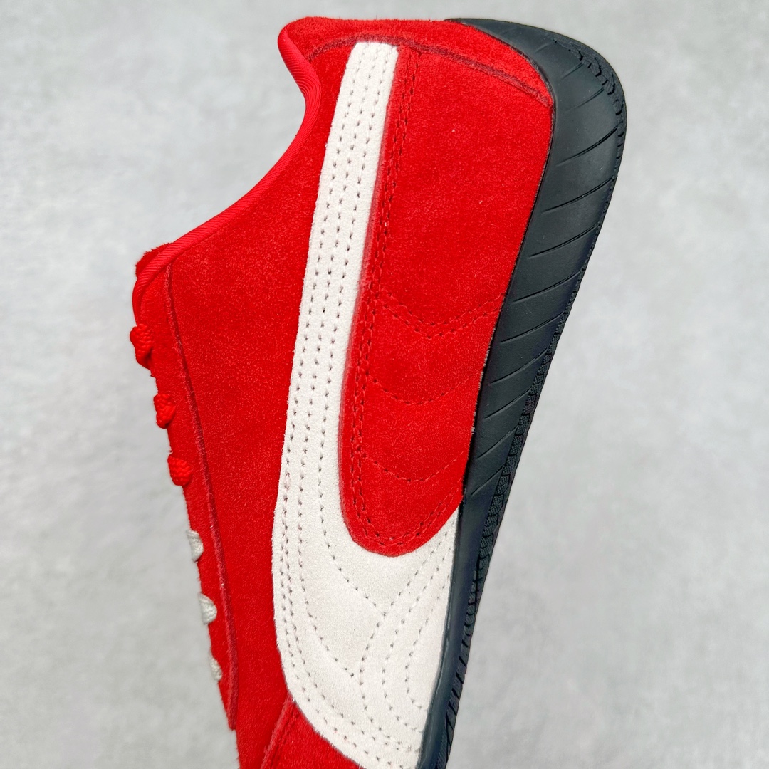 图片[7]-＃特价福利 PUMA Speedca OG 彪马极速赛车系列低帮德训风拼接复古百搭休闲运动赛车鞋 鞋款从80、90年代赛车手所穿的防火赛车鞋为原型，鞋身线条模仿了赛车的流线廓形 体现了空气动力学原理的结构 简约流畅的外观 恰好又和贯穿其中的Formstrip Logo融合恰到好处 视觉上细节丰富且协调 本次Speedcat OG鞋款归来 最大看点自然式保留了窄版鞋型以及薄底构造 这两年各品牌鞋底越做越厚 Speedcat反其道而行之 上脚几乎无鞋底的效果带来耳目一新的视觉体验 鞋面依旧是以质感细腻的麂皮材质打造 并且大面积近乎全包裹的使用 复古味道也愈发浓烈 配色上更是将最原始的黑色和红色带回 向F1赛车队的标志性队服致敬 相信让各位一眼种草的更多是出挑的大红色 上脚即可瞬间点亮整体造型 在以球鞋为核心的OOTD中脱颖而出 而另一款黑色则是低调的万金油 彰显新潮个性的同时又不喧宾夺主 也是热爱简约系穿搭朋友的首选 尺码：36 37 37.5 38 38.5 39 40 40.5 41 42 42.5 43 44 44.5 45-选品中心
