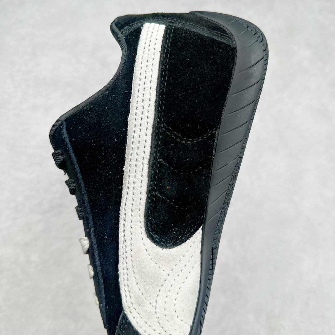 图片[7]-＃特价福利 PUMA Speedca OG 彪马极速赛车系列低帮德训风拼接复古百搭休闲运动赛车鞋 鞋款从80、90年代赛车手所穿的防火赛车鞋为原型，鞋身线条模仿了赛车的流线廓形 体现了空气动力学原理的结构 简约流畅的外观 恰好又和贯穿其中的Formstrip Logo融合恰到好处 视觉上细节丰富且协调 本次Speedcat OG鞋款归来 最大看点自然式保留了窄版鞋型以及薄底构造 这两年各品牌鞋底越做越厚 Speedcat反其道而行之 上脚几乎无鞋底的效果带来耳目一新的视觉体验 鞋面依旧是以质感细腻的麂皮材质打造 并且大面积近乎全包裹的使用 复古味道也愈发浓烈 配色上更是将最原始的黑色和红色带回 向F1赛车队的标志性队服致敬 相信让各位一眼种草的更多是出挑的大红色 上脚即可瞬间点亮整体造型 在以球鞋为核心的OOTD中脱颖而出 而另一款黑色则是低调的万金油 彰显新潮个性的同时又不喧宾夺主 也是热爱简约系穿搭朋友的首选 尺码：36 37 37.5 38 38.5 39 40 40.5 41 42 42.5 43 44 44.5 45-选品中心