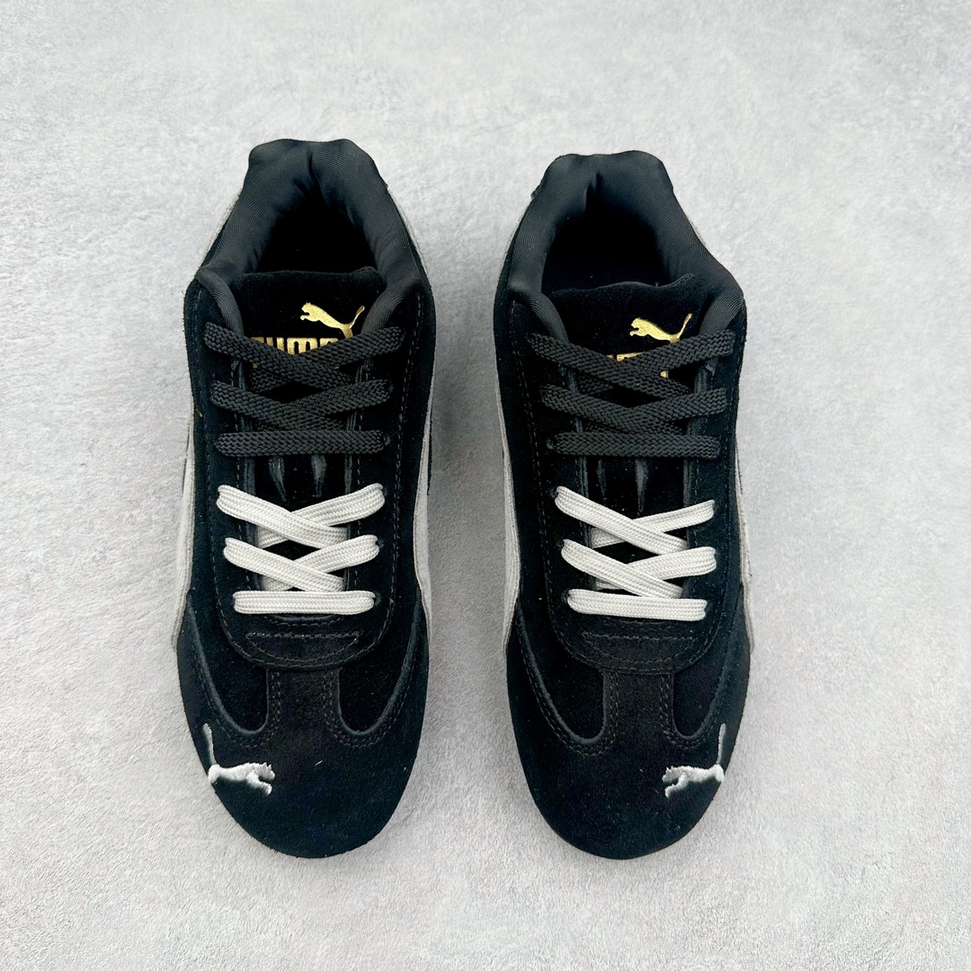 图片[2]-＃特价福利 PUMA Speedca OG 彪马极速赛车系列低帮德训风拼接复古百搭休闲运动赛车鞋 鞋款从80、90年代赛车手所穿的防火赛车鞋为原型，鞋身线条模仿了赛车的流线廓形 体现了空气动力学原理的结构 简约流畅的外观 恰好又和贯穿其中的Formstrip Logo融合恰到好处 视觉上细节丰富且协调 本次Speedcat OG鞋款归来 最大看点自然式保留了窄版鞋型以及薄底构造 这两年各品牌鞋底越做越厚 Speedcat反其道而行之 上脚几乎无鞋底的效果带来耳目一新的视觉体验 鞋面依旧是以质感细腻的麂皮材质打造 并且大面积近乎全包裹的使用 复古味道也愈发浓烈 配色上更是将最原始的黑色和红色带回 向F1赛车队的标志性队服致敬 相信让各位一眼种草的更多是出挑的大红色 上脚即可瞬间点亮整体造型 在以球鞋为核心的OOTD中脱颖而出 而另一款黑色则是低调的万金油 彰显新潮个性的同时又不喧宾夺主 也是热爱简约系穿搭朋友的首选 尺码：36 37 37.5 38 38.5 39 40 40.5 41 42 42.5 43 44 44.5 45-选品中心