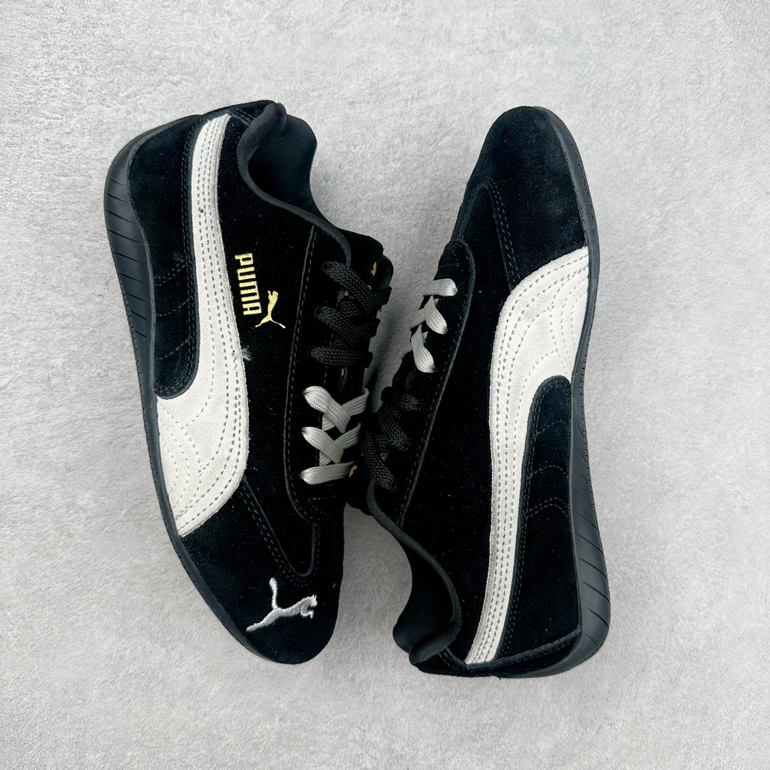 图片[3]-＃特价福利 PUMA Speedca OG 彪马极速赛车系列低帮德训风拼接复古百搭休闲运动赛车鞋 鞋款从80、90年代赛车手所穿的防火赛车鞋为原型，鞋身线条模仿了赛车的流线廓形 体现了空气动力学原理的结构 简约流畅的外观 恰好又和贯穿其中的Formstrip Logo融合恰到好处 视觉上细节丰富且协调 本次Speedcat OG鞋款归来 最大看点自然式保留了窄版鞋型以及薄底构造 这两年各品牌鞋底越做越厚 Speedcat反其道而行之 上脚几乎无鞋底的效果带来耳目一新的视觉体验 鞋面依旧是以质感细腻的麂皮材质打造 并且大面积近乎全包裹的使用 复古味道也愈发浓烈 配色上更是将最原始的黑色和红色带回 向F1赛车队的标志性队服致敬 相信让各位一眼种草的更多是出挑的大红色 上脚即可瞬间点亮整体造型 在以球鞋为核心的OOTD中脱颖而出 而另一款黑色则是低调的万金油 彰显新潮个性的同时又不喧宾夺主 也是热爱简约系穿搭朋友的首选 尺码：36 37 37.5 38 38.5 39 40 40.5 41 42 42.5 43 44 44.5 45-选品中心