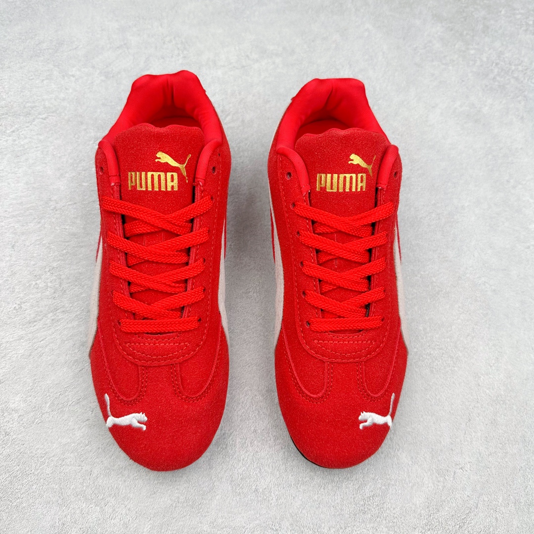 图片[2]-＃特价福利 PUMA Speedca OG 彪马极速赛车系列低帮德训风拼接复古百搭休闲运动赛车鞋 鞋款从80、90年代赛车手所穿的防火赛车鞋为原型，鞋身线条模仿了赛车的流线廓形 体现了空气动力学原理的结构 简约流畅的外观 恰好又和贯穿其中的Formstrip Logo融合恰到好处 视觉上细节丰富且协调 本次Speedcat OG鞋款归来 最大看点自然式保留了窄版鞋型以及薄底构造 这两年各品牌鞋底越做越厚 Speedcat反其道而行之 上脚几乎无鞋底的效果带来耳目一新的视觉体验 鞋面依旧是以质感细腻的麂皮材质打造 并且大面积近乎全包裹的使用 复古味道也愈发浓烈 配色上更是将最原始的黑色和红色带回 向F1赛车队的标志性队服致敬 相信让各位一眼种草的更多是出挑的大红色 上脚即可瞬间点亮整体造型 在以球鞋为核心的OOTD中脱颖而出 而另一款黑色则是低调的万金油 彰显新潮个性的同时又不喧宾夺主 也是热爱简约系穿搭朋友的首选 尺码：36 37 37.5 38 38.5 39 40 40.5 41 42 42.5 43 44 44.5 45-选品中心