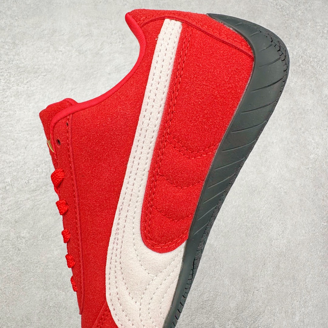 图片[7]-＃特价福利 PUMA Speedca OG 彪马极速赛车系列低帮德训风拼接复古百搭休闲运动赛车鞋 鞋款从80、90年代赛车手所穿的防火赛车鞋为原型，鞋身线条模仿了赛车的流线廓形 体现了空气动力学原理的结构 简约流畅的外观 恰好又和贯穿其中的Formstrip Logo融合恰到好处 视觉上细节丰富且协调 本次Speedcat OG鞋款归来 最大看点自然式保留了窄版鞋型以及薄底构造 这两年各品牌鞋底越做越厚 Speedcat反其道而行之 上脚几乎无鞋底的效果带来耳目一新的视觉体验 鞋面依旧是以质感细腻的麂皮材质打造 并且大面积近乎全包裹的使用 复古味道也愈发浓烈 配色上更是将最原始的黑色和红色带回 向F1赛车队的标志性队服致敬 相信让各位一眼种草的更多是出挑的大红色 上脚即可瞬间点亮整体造型 在以球鞋为核心的OOTD中脱颖而出 而另一款黑色则是低调的万金油 彰显新潮个性的同时又不喧宾夺主 也是热爱简约系穿搭朋友的首选 尺码：36 37 37.5 38 38.5 39 40 40.5 41 42 42.5 43 44 44.5 45-选品中心