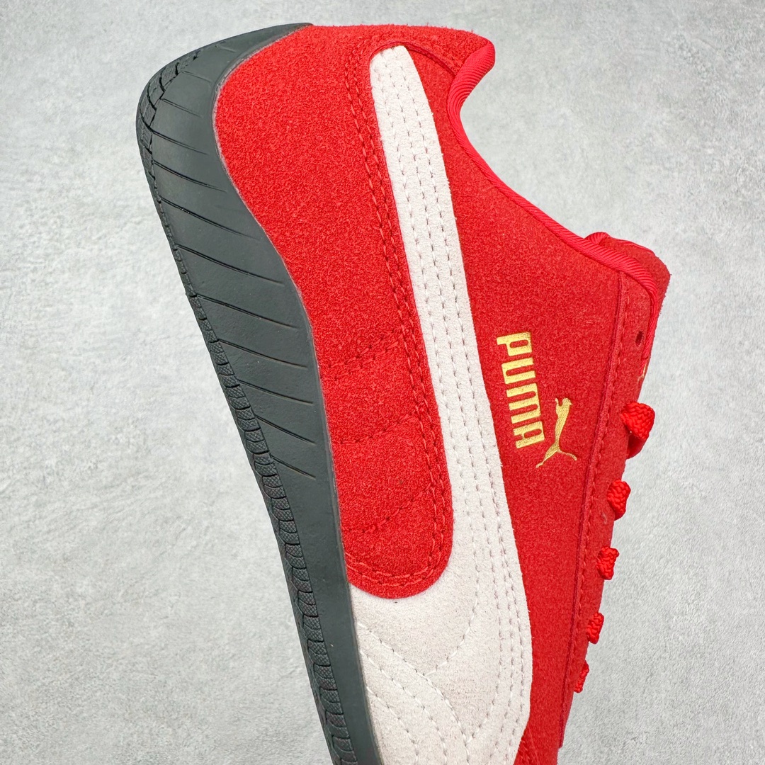 图片[6]-＃特价福利 PUMA Speedca OG 彪马极速赛车系列低帮德训风拼接复古百搭休闲运动赛车鞋 鞋款从80、90年代赛车手所穿的防火赛车鞋为原型，鞋身线条模仿了赛车的流线廓形 体现了空气动力学原理的结构 简约流畅的外观 恰好又和贯穿其中的Formstrip Logo融合恰到好处 视觉上细节丰富且协调 本次Speedcat OG鞋款归来 最大看点自然式保留了窄版鞋型以及薄底构造 这两年各品牌鞋底越做越厚 Speedcat反其道而行之 上脚几乎无鞋底的效果带来耳目一新的视觉体验 鞋面依旧是以质感细腻的麂皮材质打造 并且大面积近乎全包裹的使用 复古味道也愈发浓烈 配色上更是将最原始的黑色和红色带回 向F1赛车队的标志性队服致敬 相信让各位一眼种草的更多是出挑的大红色 上脚即可瞬间点亮整体造型 在以球鞋为核心的OOTD中脱颖而出 而另一款黑色则是低调的万金油 彰显新潮个性的同时又不喧宾夺主 也是热爱简约系穿搭朋友的首选 尺码：36 37 37.5 38 38.5 39 40 40.5 41 42 42.5 43 44 44.5 45-选品中心
