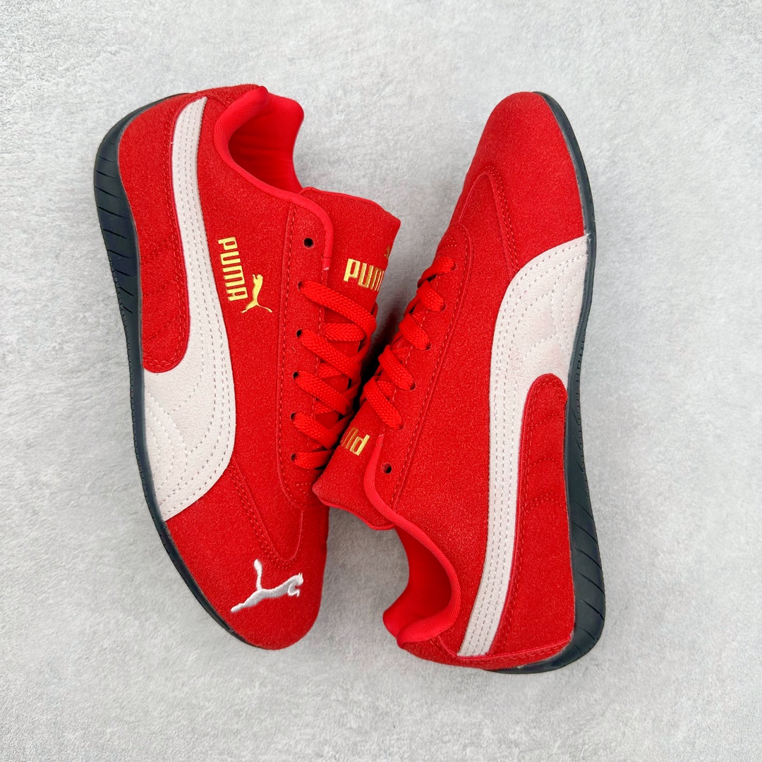 图片[3]-＃特价福利 PUMA Speedca OG 彪马极速赛车系列低帮德训风拼接复古百搭休闲运动赛车鞋 鞋款从80、90年代赛车手所穿的防火赛车鞋为原型，鞋身线条模仿了赛车的流线廓形 体现了空气动力学原理的结构 简约流畅的外观 恰好又和贯穿其中的Formstrip Logo融合恰到好处 视觉上细节丰富且协调 本次Speedcat OG鞋款归来 最大看点自然式保留了窄版鞋型以及薄底构造 这两年各品牌鞋底越做越厚 Speedcat反其道而行之 上脚几乎无鞋底的效果带来耳目一新的视觉体验 鞋面依旧是以质感细腻的麂皮材质打造 并且大面积近乎全包裹的使用 复古味道也愈发浓烈 配色上更是将最原始的黑色和红色带回 向F1赛车队的标志性队服致敬 相信让各位一眼种草的更多是出挑的大红色 上脚即可瞬间点亮整体造型 在以球鞋为核心的OOTD中脱颖而出 而另一款黑色则是低调的万金油 彰显新潮个性的同时又不喧宾夺主 也是热爱简约系穿搭朋友的首选 尺码：36 37 37.5 38 38.5 39 40 40.5 41 42 42.5 43 44 44.5 45-选品中心