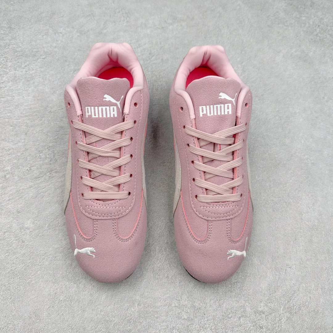 图片[2]-＃特价福利 PUMA Speedca OG 彪马极速赛车系列低帮德训风拼接复古百搭休闲运动赛车鞋 鞋款从80、90年代赛车手所穿的防火赛车鞋为原型，鞋身线条模仿了赛车的流线廓形 体现了空气动力学原理的结构 简约流畅的外观 恰好又和贯穿其中的Formstrip Logo融合恰到好处 视觉上细节丰富且协调 本次Speedcat OG鞋款归来 最大看点自然式保留了窄版鞋型以及薄底构造 这两年各品牌鞋底越做越厚 Speedcat反其道而行之 上脚几乎无鞋底的效果带来耳目一新的视觉体验 鞋面依旧是以质感细腻的麂皮材质打造 并且大面积近乎全包裹的使用 复古味道也愈发浓烈 配色上更是将最原始的黑色和红色带回 向F1赛车队的标志性队服致敬 相信让各位一眼种草的更多是出挑的大红色 上脚即可瞬间点亮整体造型 在以球鞋为核心的OOTD中脱颖而出 而另一款黑色则是低调的万金油 彰显新潮个性的同时又不喧宾夺主 也是热爱简约系穿搭朋友的首选 尺码：36 37 37.5 38 38.5 39 40 40.5 41 42 42.5 43 44 44.5 45-选品中心