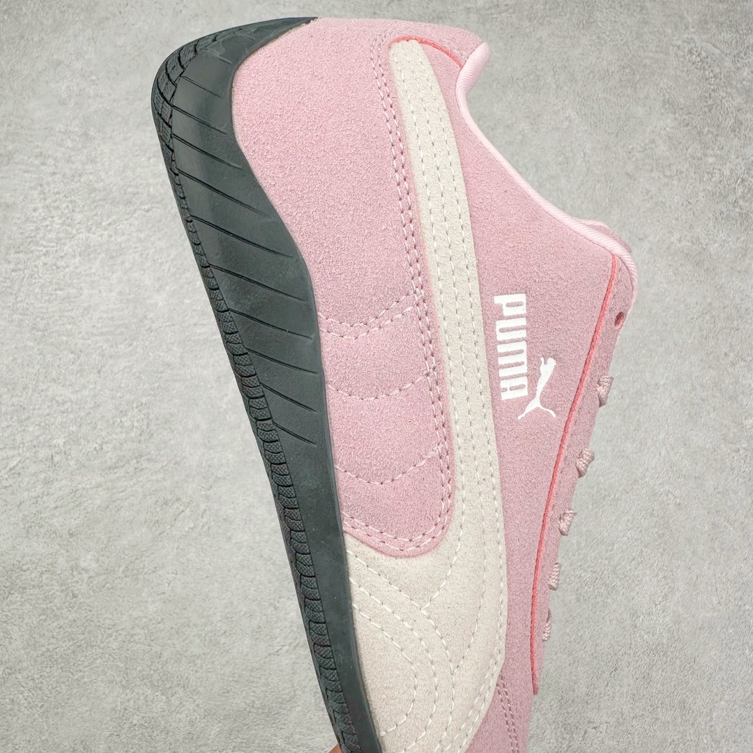 图片[7]-＃特价福利 PUMA Speedca OG 彪马极速赛车系列低帮德训风拼接复古百搭休闲运动赛车鞋 鞋款从80、90年代赛车手所穿的防火赛车鞋为原型，鞋身线条模仿了赛车的流线廓形 体现了空气动力学原理的结构 简约流畅的外观 恰好又和贯穿其中的Formstrip Logo融合恰到好处 视觉上细节丰富且协调 本次Speedcat OG鞋款归来 最大看点自然式保留了窄版鞋型以及薄底构造 这两年各品牌鞋底越做越厚 Speedcat反其道而行之 上脚几乎无鞋底的效果带来耳目一新的视觉体验 鞋面依旧是以质感细腻的麂皮材质打造 并且大面积近乎全包裹的使用 复古味道也愈发浓烈 配色上更是将最原始的黑色和红色带回 向F1赛车队的标志性队服致敬 相信让各位一眼种草的更多是出挑的大红色 上脚即可瞬间点亮整体造型 在以球鞋为核心的OOTD中脱颖而出 而另一款黑色则是低调的万金油 彰显新潮个性的同时又不喧宾夺主 也是热爱简约系穿搭朋友的首选 尺码：36 37 37.5 38 38.5 39 40 40.5 41 42 42.5 43 44 44.5 45-选品中心