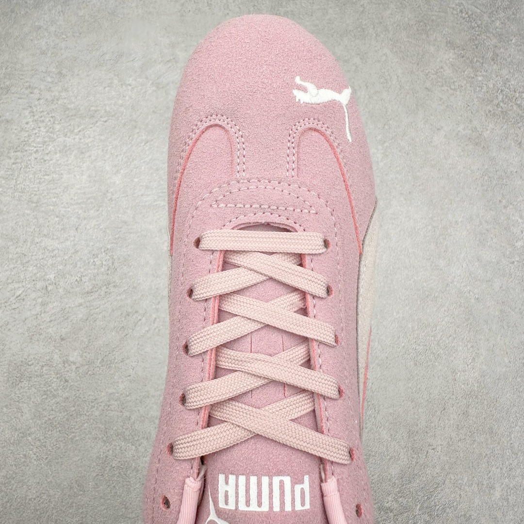 图片[4]-＃特价福利 PUMA Speedca OG 彪马极速赛车系列低帮德训风拼接复古百搭休闲运动赛车鞋 鞋款从80、90年代赛车手所穿的防火赛车鞋为原型，鞋身线条模仿了赛车的流线廓形 体现了空气动力学原理的结构 简约流畅的外观 恰好又和贯穿其中的Formstrip Logo融合恰到好处 视觉上细节丰富且协调 本次Speedcat OG鞋款归来 最大看点自然式保留了窄版鞋型以及薄底构造 这两年各品牌鞋底越做越厚 Speedcat反其道而行之 上脚几乎无鞋底的效果带来耳目一新的视觉体验 鞋面依旧是以质感细腻的麂皮材质打造 并且大面积近乎全包裹的使用 复古味道也愈发浓烈 配色上更是将最原始的黑色和红色带回 向F1赛车队的标志性队服致敬 相信让各位一眼种草的更多是出挑的大红色 上脚即可瞬间点亮整体造型 在以球鞋为核心的OOTD中脱颖而出 而另一款黑色则是低调的万金油 彰显新潮个性的同时又不喧宾夺主 也是热爱简约系穿搭朋友的首选 尺码：36 37 37.5 38 38.5 39 40 40.5 41 42 42.5 43 44 44.5 45-选品中心