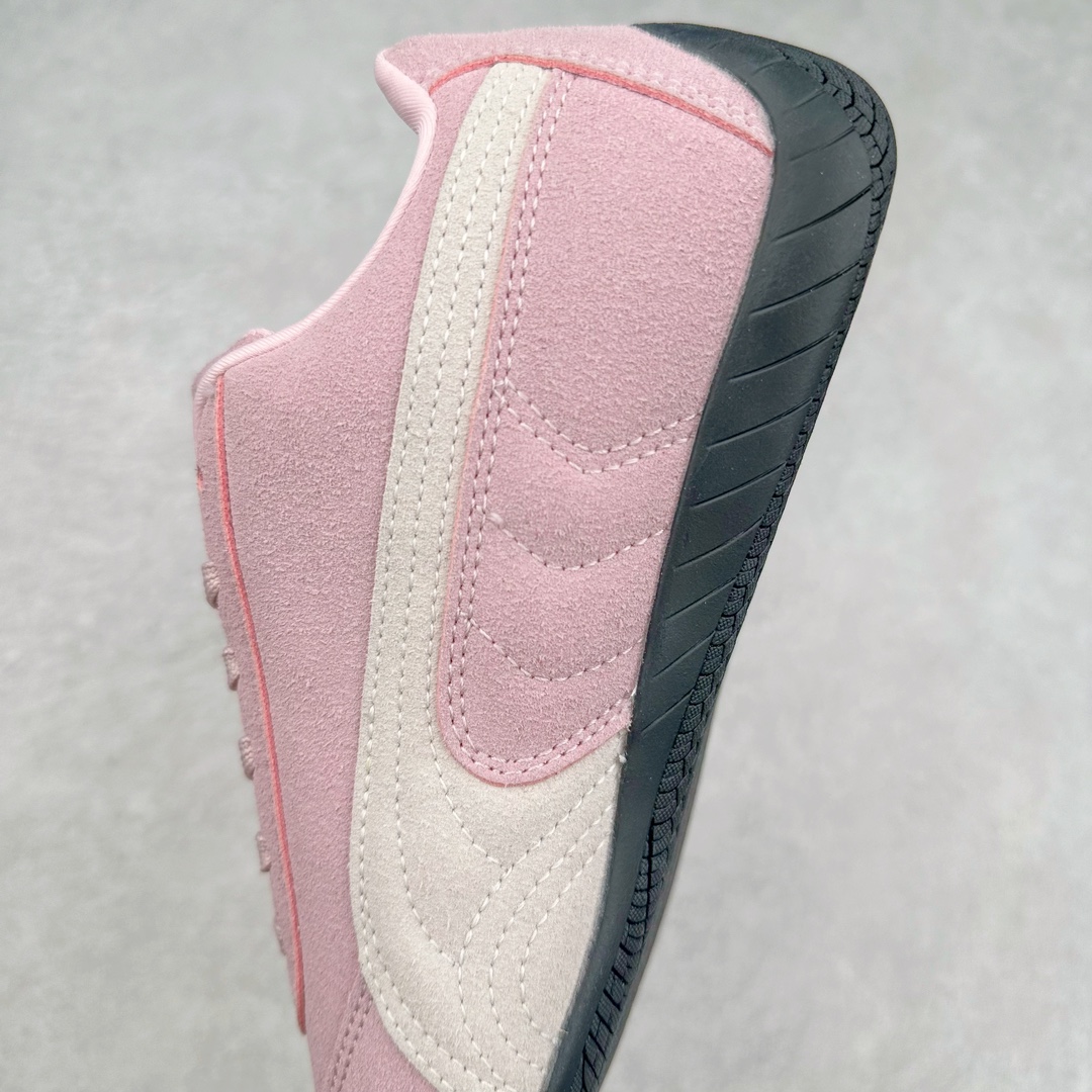 图片[6]-＃特价福利 PUMA Speedca OG 彪马极速赛车系列低帮德训风拼接复古百搭休闲运动赛车鞋 鞋款从80、90年代赛车手所穿的防火赛车鞋为原型，鞋身线条模仿了赛车的流线廓形 体现了空气动力学原理的结构 简约流畅的外观 恰好又和贯穿其中的Formstrip Logo融合恰到好处 视觉上细节丰富且协调 本次Speedcat OG鞋款归来 最大看点自然式保留了窄版鞋型以及薄底构造 这两年各品牌鞋底越做越厚 Speedcat反其道而行之 上脚几乎无鞋底的效果带来耳目一新的视觉体验 鞋面依旧是以质感细腻的麂皮材质打造 并且大面积近乎全包裹的使用 复古味道也愈发浓烈 配色上更是将最原始的黑色和红色带回 向F1赛车队的标志性队服致敬 相信让各位一眼种草的更多是出挑的大红色 上脚即可瞬间点亮整体造型 在以球鞋为核心的OOTD中脱颖而出 而另一款黑色则是低调的万金油 彰显新潮个性的同时又不喧宾夺主 也是热爱简约系穿搭朋友的首选 尺码：36 37 37.5 38 38.5 39 40 40.5 41 42 42.5 43 44 44.5 45-选品中心