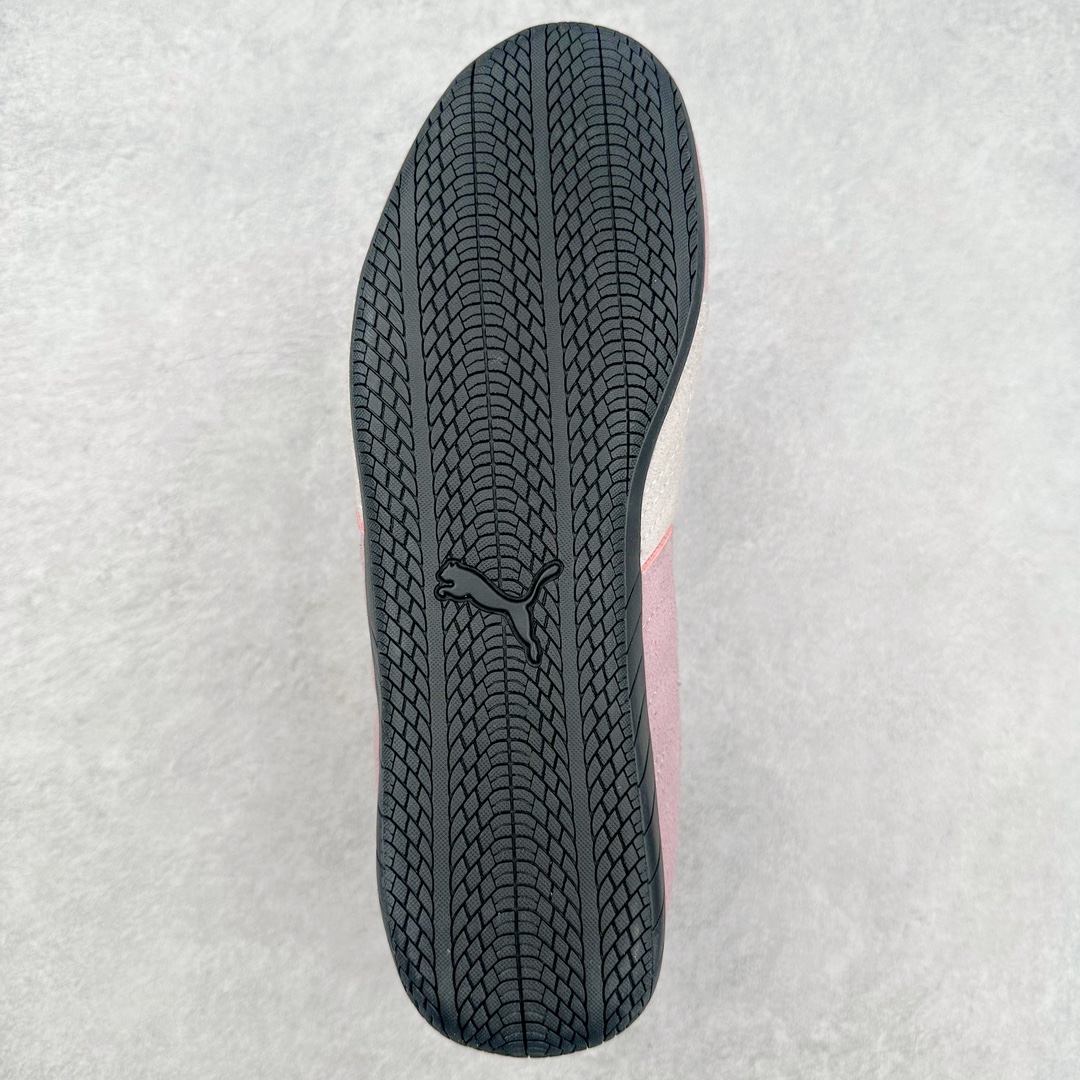图片[9]-＃特价福利 PUMA Speedca OG 彪马极速赛车系列低帮德训风拼接复古百搭休闲运动赛车鞋 鞋款从80、90年代赛车手所穿的防火赛车鞋为原型，鞋身线条模仿了赛车的流线廓形 体现了空气动力学原理的结构 简约流畅的外观 恰好又和贯穿其中的Formstrip Logo融合恰到好处 视觉上细节丰富且协调 本次Speedcat OG鞋款归来 最大看点自然式保留了窄版鞋型以及薄底构造 这两年各品牌鞋底越做越厚 Speedcat反其道而行之 上脚几乎无鞋底的效果带来耳目一新的视觉体验 鞋面依旧是以质感细腻的麂皮材质打造 并且大面积近乎全包裹的使用 复古味道也愈发浓烈 配色上更是将最原始的黑色和红色带回 向F1赛车队的标志性队服致敬 相信让各位一眼种草的更多是出挑的大红色 上脚即可瞬间点亮整体造型 在以球鞋为核心的OOTD中脱颖而出 而另一款黑色则是低调的万金油 彰显新潮个性的同时又不喧宾夺主 也是热爱简约系穿搭朋友的首选 尺码：36 37 37.5 38 38.5 39 40 40.5 41 42 42.5 43 44 44.5 45-选品中心