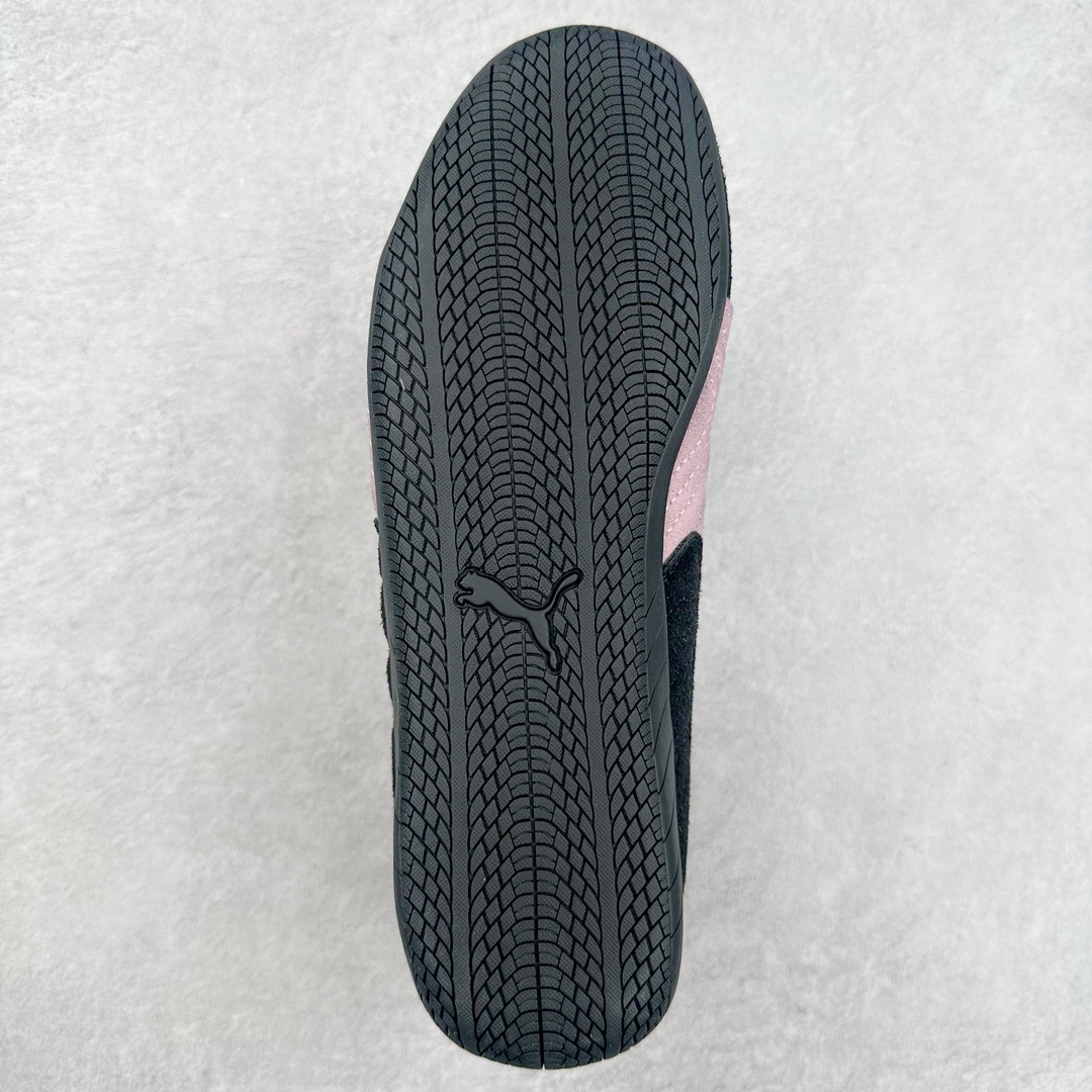 图片[9]-＃特价福利 PUMA Speedca OG 彪马极速赛车系列低帮德训风拼接复古百搭休闲运动赛车鞋 鞋款从80、90年代赛车手所穿的防火赛车鞋为原型，鞋身线条模仿了赛车的流线廓形 体现了空气动力学原理的结构 简约流畅的外观 恰好又和贯穿其中的Formstrip Logo融合恰到好处 视觉上细节丰富且协调 本次Speedcat OG鞋款归来 最大看点自然式保留了窄版鞋型以及薄底构造 这两年各品牌鞋底越做越厚 Speedcat反其道而行之 上脚几乎无鞋底的效果带来耳目一新的视觉体验 鞋面依旧是以质感细腻的麂皮材质打造 并且大面积近乎全包裹的使用 复古味道也愈发浓烈 配色上更是将最原始的黑色和红色带回 向F1赛车队的标志性队服致敬 相信让各位一眼种草的更多是出挑的大红色 上脚即可瞬间点亮整体造型 在以球鞋为核心的OOTD中脱颖而出 而另一款黑色则是低调的万金油 彰显新潮个性的同时又不喧宾夺主 也是热爱简约系穿搭朋友的首选 尺码：36 37 37.5 38 38.5 39 40 40.5 41 42 42.5 43 44 44.5 45-选品中心