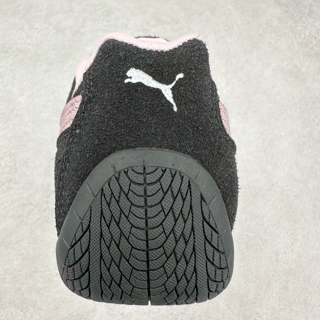 图片[8]-＃特价福利 PUMA Speedca OG 彪马极速赛车系列低帮德训风拼接复古百搭休闲运动赛车鞋 鞋款从80、90年代赛车手所穿的防火赛车鞋为原型，鞋身线条模仿了赛车的流线廓形 体现了空气动力学原理的结构 简约流畅的外观 恰好又和贯穿其中的Formstrip Logo融合恰到好处 视觉上细节丰富且协调 本次Speedcat OG鞋款归来 最大看点自然式保留了窄版鞋型以及薄底构造 这两年各品牌鞋底越做越厚 Speedcat反其道而行之 上脚几乎无鞋底的效果带来耳目一新的视觉体验 鞋面依旧是以质感细腻的麂皮材质打造 并且大面积近乎全包裹的使用 复古味道也愈发浓烈 配色上更是将最原始的黑色和红色带回 向F1赛车队的标志性队服致敬 相信让各位一眼种草的更多是出挑的大红色 上脚即可瞬间点亮整体造型 在以球鞋为核心的OOTD中脱颖而出 而另一款黑色则是低调的万金油 彰显新潮个性的同时又不喧宾夺主 也是热爱简约系穿搭朋友的首选 尺码：36 37 37.5 38 38.5 39 40 40.5 41 42 42.5 43 44 44.5 45-选品中心