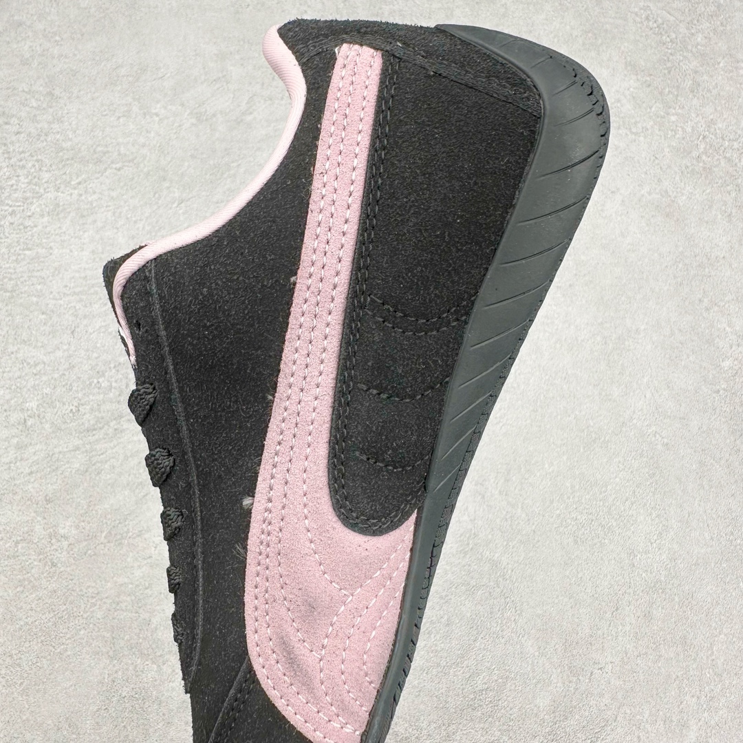 图片[7]-＃特价福利 PUMA Speedca OG 彪马极速赛车系列低帮德训风拼接复古百搭休闲运动赛车鞋 鞋款从80、90年代赛车手所穿的防火赛车鞋为原型，鞋身线条模仿了赛车的流线廓形 体现了空气动力学原理的结构 简约流畅的外观 恰好又和贯穿其中的Formstrip Logo融合恰到好处 视觉上细节丰富且协调 本次Speedcat OG鞋款归来 最大看点自然式保留了窄版鞋型以及薄底构造 这两年各品牌鞋底越做越厚 Speedcat反其道而行之 上脚几乎无鞋底的效果带来耳目一新的视觉体验 鞋面依旧是以质感细腻的麂皮材质打造 并且大面积近乎全包裹的使用 复古味道也愈发浓烈 配色上更是将最原始的黑色和红色带回 向F1赛车队的标志性队服致敬 相信让各位一眼种草的更多是出挑的大红色 上脚即可瞬间点亮整体造型 在以球鞋为核心的OOTD中脱颖而出 而另一款黑色则是低调的万金油 彰显新潮个性的同时又不喧宾夺主 也是热爱简约系穿搭朋友的首选 尺码：36 37 37.5 38 38.5 39 40 40.5 41 42 42.5 43 44 44.5 45-选品中心