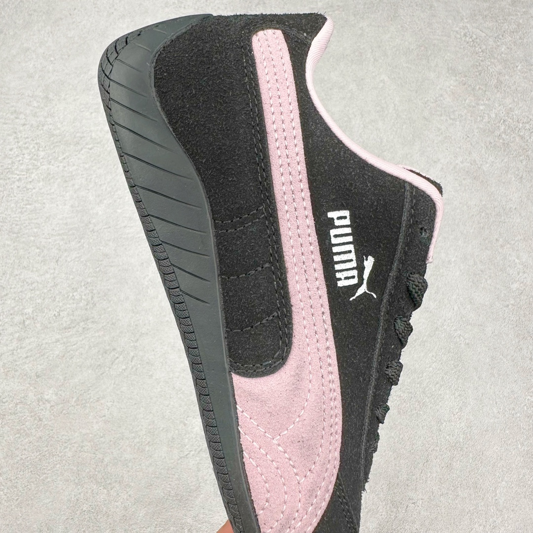 图片[6]-＃特价福利 PUMA Speedca OG 彪马极速赛车系列低帮德训风拼接复古百搭休闲运动赛车鞋 鞋款从80、90年代赛车手所穿的防火赛车鞋为原型，鞋身线条模仿了赛车的流线廓形 体现了空气动力学原理的结构 简约流畅的外观 恰好又和贯穿其中的Formstrip Logo融合恰到好处 视觉上细节丰富且协调 本次Speedcat OG鞋款归来 最大看点自然式保留了窄版鞋型以及薄底构造 这两年各品牌鞋底越做越厚 Speedcat反其道而行之 上脚几乎无鞋底的效果带来耳目一新的视觉体验 鞋面依旧是以质感细腻的麂皮材质打造 并且大面积近乎全包裹的使用 复古味道也愈发浓烈 配色上更是将最原始的黑色和红色带回 向F1赛车队的标志性队服致敬 相信让各位一眼种草的更多是出挑的大红色 上脚即可瞬间点亮整体造型 在以球鞋为核心的OOTD中脱颖而出 而另一款黑色则是低调的万金油 彰显新潮个性的同时又不喧宾夺主 也是热爱简约系穿搭朋友的首选 尺码：36 37 37.5 38 38.5 39 40 40.5 41 42 42.5 43 44 44.5 45-选品中心