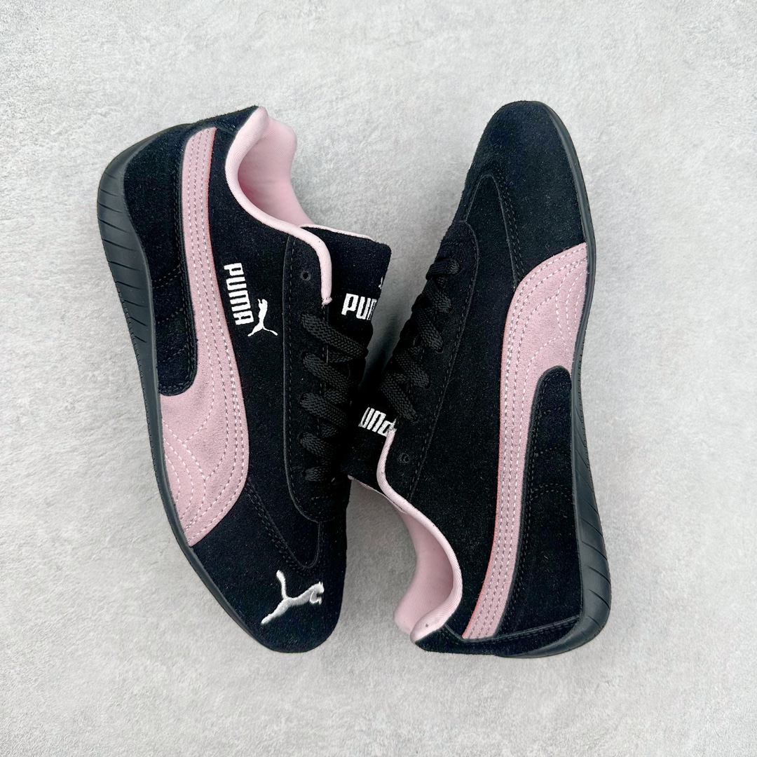 图片[3]-＃特价福利 PUMA Speedca OG 彪马极速赛车系列低帮德训风拼接复古百搭休闲运动赛车鞋 鞋款从80、90年代赛车手所穿的防火赛车鞋为原型，鞋身线条模仿了赛车的流线廓形 体现了空气动力学原理的结构 简约流畅的外观 恰好又和贯穿其中的Formstrip Logo融合恰到好处 视觉上细节丰富且协调 本次Speedcat OG鞋款归来 最大看点自然式保留了窄版鞋型以及薄底构造 这两年各品牌鞋底越做越厚 Speedcat反其道而行之 上脚几乎无鞋底的效果带来耳目一新的视觉体验 鞋面依旧是以质感细腻的麂皮材质打造 并且大面积近乎全包裹的使用 复古味道也愈发浓烈 配色上更是将最原始的黑色和红色带回 向F1赛车队的标志性队服致敬 相信让各位一眼种草的更多是出挑的大红色 上脚即可瞬间点亮整体造型 在以球鞋为核心的OOTD中脱颖而出 而另一款黑色则是低调的万金油 彰显新潮个性的同时又不喧宾夺主 也是热爱简约系穿搭朋友的首选 尺码：36 37 37.5 38 38.5 39 40 40.5 41 42 42.5 43 44 44.5 45-选品中心