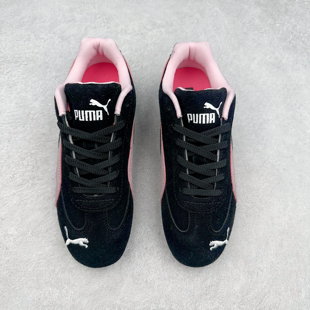 图片[2]-＃特价福利 PUMA Speedca OG 彪马极速赛车系列低帮德训风拼接复古百搭休闲运动赛车鞋 鞋款从80、90年代赛车手所穿的防火赛车鞋为原型，鞋身线条模仿了赛车的流线廓形 体现了空气动力学原理的结构 简约流畅的外观 恰好又和贯穿其中的Formstrip Logo融合恰到好处 视觉上细节丰富且协调 本次Speedcat OG鞋款归来 最大看点自然式保留了窄版鞋型以及薄底构造 这两年各品牌鞋底越做越厚 Speedcat反其道而行之 上脚几乎无鞋底的效果带来耳目一新的视觉体验 鞋面依旧是以质感细腻的麂皮材质打造 并且大面积近乎全包裹的使用 复古味道也愈发浓烈 配色上更是将最原始的黑色和红色带回 向F1赛车队的标志性队服致敬 相信让各位一眼种草的更多是出挑的大红色 上脚即可瞬间点亮整体造型 在以球鞋为核心的OOTD中脱颖而出 而另一款黑色则是低调的万金油 彰显新潮个性的同时又不喧宾夺主 也是热爱简约系穿搭朋友的首选 尺码：36 37 37.5 38 38.5 39 40 40.5 41 42 42.5 43 44 44.5 45-选品中心