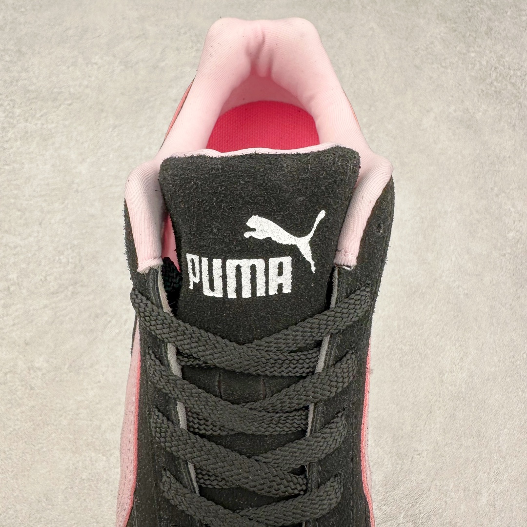 图片[5]-＃特价福利 PUMA Speedca OG 彪马极速赛车系列低帮德训风拼接复古百搭休闲运动赛车鞋 鞋款从80、90年代赛车手所穿的防火赛车鞋为原型，鞋身线条模仿了赛车的流线廓形 体现了空气动力学原理的结构 简约流畅的外观 恰好又和贯穿其中的Formstrip Logo融合恰到好处 视觉上细节丰富且协调 本次Speedcat OG鞋款归来 最大看点自然式保留了窄版鞋型以及薄底构造 这两年各品牌鞋底越做越厚 Speedcat反其道而行之 上脚几乎无鞋底的效果带来耳目一新的视觉体验 鞋面依旧是以质感细腻的麂皮材质打造 并且大面积近乎全包裹的使用 复古味道也愈发浓烈 配色上更是将最原始的黑色和红色带回 向F1赛车队的标志性队服致敬 相信让各位一眼种草的更多是出挑的大红色 上脚即可瞬间点亮整体造型 在以球鞋为核心的OOTD中脱颖而出 而另一款黑色则是低调的万金油 彰显新潮个性的同时又不喧宾夺主 也是热爱简约系穿搭朋友的首选 尺码：36 37 37.5 38 38.5 39 40 40.5 41 42 42.5 43 44 44.5 45-选品中心