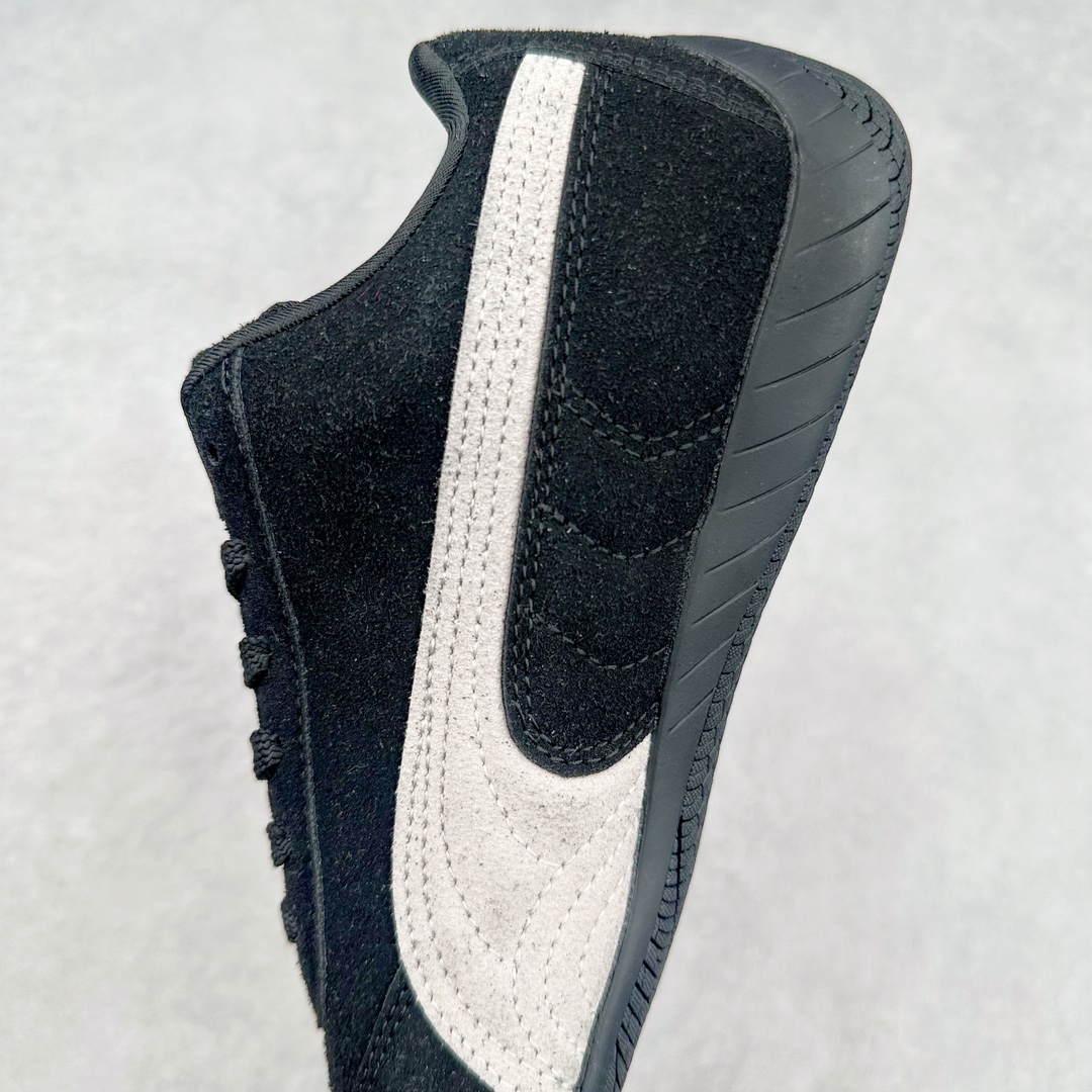 图片[7]-＃特价福利 PUMA Speedca OG 彪马极速赛车系列低帮德训风拼接复古百搭休闲运动赛车鞋 鞋款从80、90年代赛车手所穿的防火赛车鞋为原型，鞋身线条模仿了赛车的流线廓形 体现了空气动力学原理的结构 简约流畅的外观 恰好又和贯穿其中的Formstrip Logo融合恰到好处 视觉上细节丰富且协调 本次Speedcat OG鞋款归来 最大看点自然式保留了窄版鞋型以及薄底构造 这两年各品牌鞋底越做越厚 Speedcat反其道而行之 上脚几乎无鞋底的效果带来耳目一新的视觉体验 鞋面依旧是以质感细腻的麂皮材质打造 并且大面积近乎全包裹的使用 复古味道也愈发浓烈 配色上更是将最原始的黑色和红色带回 向F1赛车队的标志性队服致敬 相信让各位一眼种草的更多是出挑的大红色 上脚即可瞬间点亮整体造型 在以球鞋为核心的OOTD中脱颖而出 而另一款黑色则是低调的万金油 彰显新潮个性的同时又不喧宾夺主 也是热爱简约系穿搭朋友的首选 尺码：36 37 37.5 38 38.5 39 40 40.5 41 42 42.5 43 44 44.5 45-选品中心