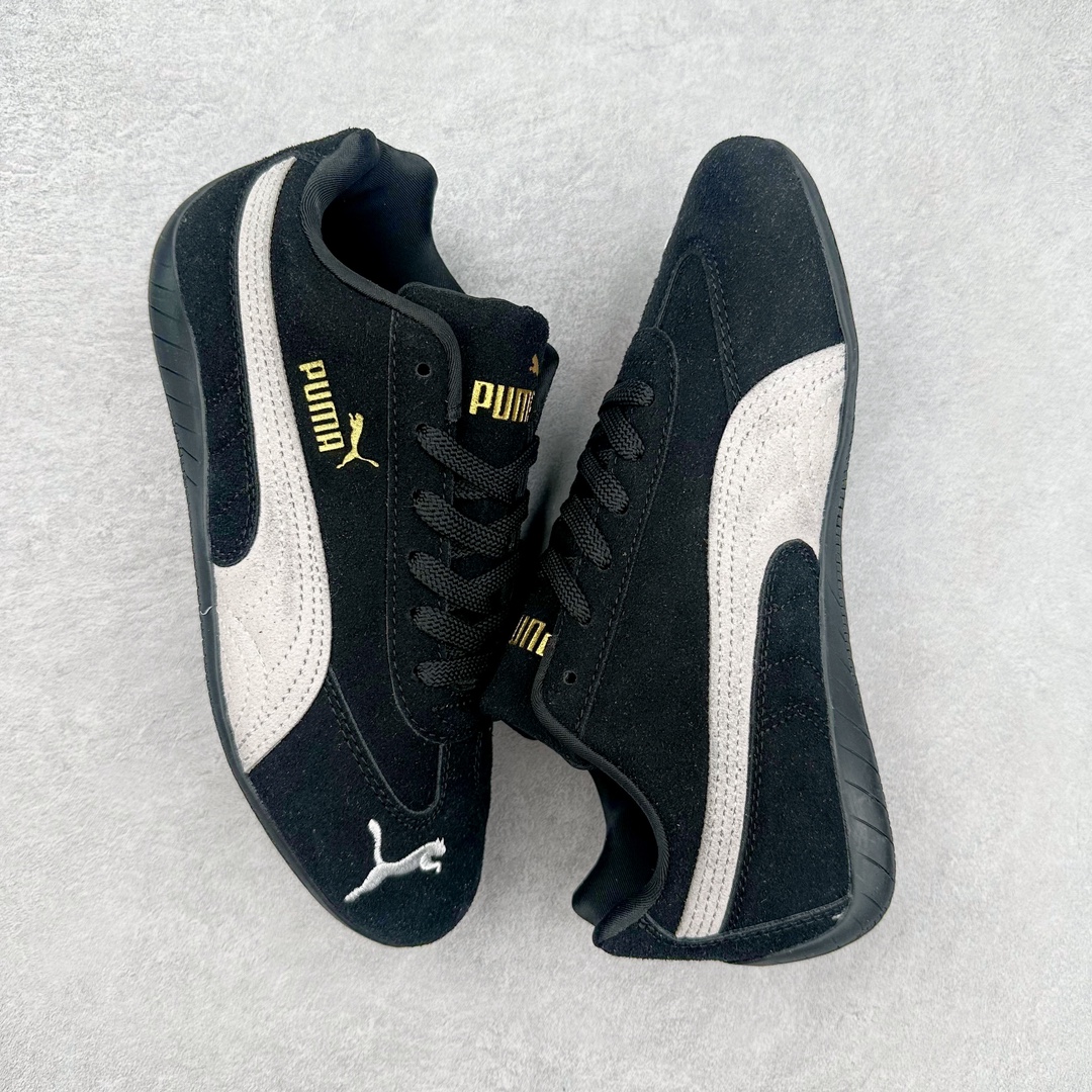 图片[3]-＃特价福利 PUMA Speedca OG 彪马极速赛车系列低帮德训风拼接复古百搭休闲运动赛车鞋 鞋款从80、90年代赛车手所穿的防火赛车鞋为原型，鞋身线条模仿了赛车的流线廓形 体现了空气动力学原理的结构 简约流畅的外观 恰好又和贯穿其中的Formstrip Logo融合恰到好处 视觉上细节丰富且协调 本次Speedcat OG鞋款归来 最大看点自然式保留了窄版鞋型以及薄底构造 这两年各品牌鞋底越做越厚 Speedcat反其道而行之 上脚几乎无鞋底的效果带来耳目一新的视觉体验 鞋面依旧是以质感细腻的麂皮材质打造 并且大面积近乎全包裹的使用 复古味道也愈发浓烈 配色上更是将最原始的黑色和红色带回 向F1赛车队的标志性队服致敬 相信让各位一眼种草的更多是出挑的大红色 上脚即可瞬间点亮整体造型 在以球鞋为核心的OOTD中脱颖而出 而另一款黑色则是低调的万金油 彰显新潮个性的同时又不喧宾夺主 也是热爱简约系穿搭朋友的首选 尺码：36 37 37.5 38 38.5 39 40 40.5 41 42 42.5 43 44 44.5 45-选品中心