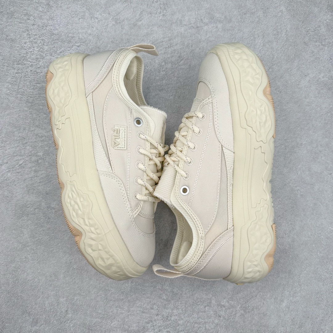 图片[3]-FILA ROCK 斐乐岩石鞋舒适百搭轻便耐磨透气减震低帮帆布鞋 FUSION 系列传承了 FILA 的百年基因，融入年轻运动及潮流文化，成为引领变革、创新突破的一代。以“1+N” 的跨界合作模式重现经典的同时创造经典。带来最出其不意的跨界合作惊喜。同时，FILAFUSION把FILA 的 DNA 融入到定制体验里，你可以随心制造厲于你的产品。FILA FUSION 的鞋家族涵盖了老爹鞋、跑步鞋、网球鞋、季节款。风格复古新潮，满足了时尚人士出行及各类运动的搭配需求，成为当下年轻人筷拥的鞋类品牌之一。FILA FUSION 走进年轻人的世界，通过年轻人运动，街舞，滑板，篮球，展现 FILA FUSION 的潮流态度和年轻文化。FILA FUSION 认为末来属于引领变革、创新突破的年轻一代，让我们一起构成 FILA 未来的蓝图吧！尺码：35.5 36 36.5 37.5 38 38.5 39 40 40.5 41 42 42.5 43 44 44.5 45 45.5-选品中心