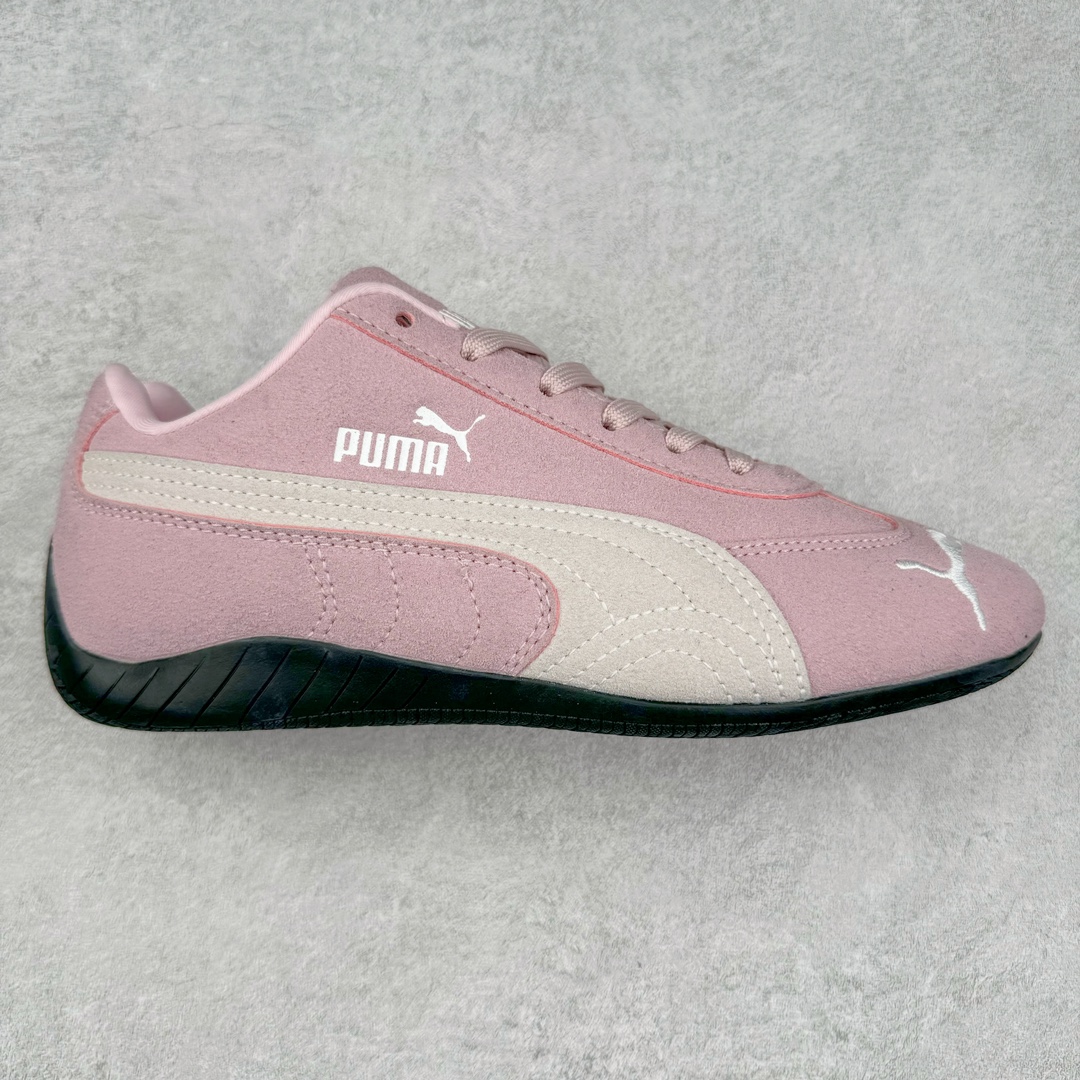 ＃特价福利 PUMA Speedca OG 彪马极速赛车系列低帮德训风拼接复古百搭休闲运动赛车鞋 鞋款从80、90年代赛车手所穿的防火赛车鞋为原型，鞋身线条模仿了赛车的流线廓形 体现了空气动力学原理的结构 简约流畅的外观 恰好又和贯穿其中的Formstrip Logo融合恰到好处 视觉上细节丰富且协调 本次Speedcat OG鞋款归来 最大看点自然式保留了窄版鞋型以及薄底构造 这两年各品牌鞋底越做越厚 Speedcat反其道而行之 上脚几乎无鞋底的效果带来耳目一新的视觉体验 鞋面依旧是以质感细腻的麂皮材质打造 并且大面积近乎全包裹的使用 复古味道也愈发浓烈 配色上更是将最原始的黑色和红色带回 向F1赛车队的标志性队服致敬 相信让各位一眼种草的更多是出挑的大红色 上脚即可瞬间点亮整体造型 在以球鞋为核心的OOTD中脱颖而出 而另一款黑色则是低调的万金油 彰显新潮个性的同时又不喧宾夺主 也是热爱简约系穿搭朋友的首选 尺码：36 37 37.5 38 38.5 39 40 40.5 41 42 42.5 43 44 44.5 45-选品中心