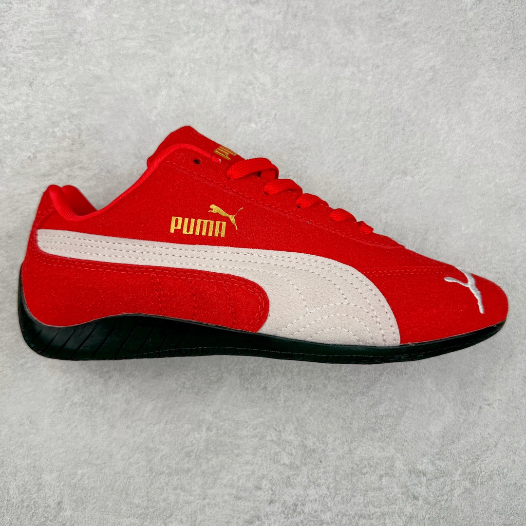 ＃特价福利 PUMA Speedca OG 彪马极速赛车系列低帮德训风拼接复古百搭休闲运动赛车鞋 鞋款从80、90年代赛车手所穿的防火赛车鞋为原型，鞋身线条模仿了赛车的流线廓形 体现了空气动力学原理的结构 简约流畅的外观 恰好又和贯穿其中的Formstrip Logo融合恰到好处 视觉上细节丰富且协调 本次Speedcat OG鞋款归来 最大看点自然式保留了窄版鞋型以及薄底构造 这两年各品牌鞋底越做越厚 Speedcat反其道而行之 上脚几乎无鞋底的效果带来耳目一新的视觉体验 鞋面依旧是以质感细腻的麂皮材质打造 并且大面积近乎全包裹的使用 复古味道也愈发浓烈 配色上更是将最原始的黑色和红色带回 向F1赛车队的标志性队服致敬 相信让各位一眼种草的更多是出挑的大红色 上脚即可瞬间点亮整体造型 在以球鞋为核心的OOTD中脱颖而出 而另一款黑色则是低调的万金油 彰显新潮个性的同时又不喧宾夺主 也是热爱简约系穿搭朋友的首选 尺码：36 37 37.5 38 38.5 39 40 40.5 41 42 42.5 43 44 44.5 45-选品中心