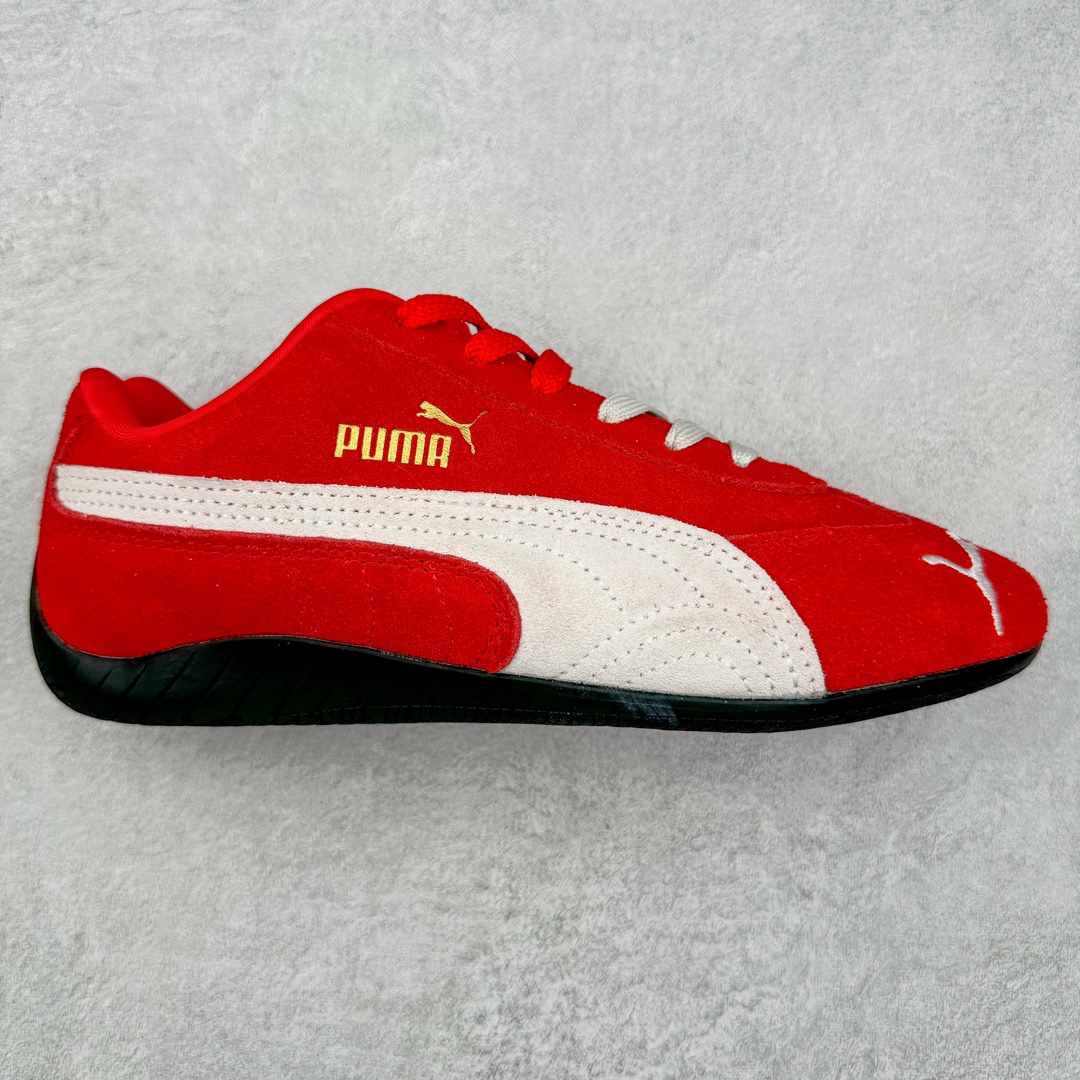 ＃特价福利 PUMA Speedca OG 彪马极速赛车系列低帮德训风拼接复古百搭休闲运动赛车鞋 鞋款从80、90年代赛车手所穿的防火赛车鞋为原型，鞋身线条模仿了赛车的流线廓形 体现了空气动力学原理的结构 简约流畅的外观 恰好又和贯穿其中的Formstrip Logo融合恰到好处 视觉上细节丰富且协调 本次Speedcat OG鞋款归来 最大看点自然式保留了窄版鞋型以及薄底构造 这两年各品牌鞋底越做越厚 Speedcat反其道而行之 上脚几乎无鞋底的效果带来耳目一新的视觉体验 鞋面依旧是以质感细腻的麂皮材质打造 并且大面积近乎全包裹的使用 复古味道也愈发浓烈 配色上更是将最原始的黑色和红色带回 向F1赛车队的标志性队服致敬 相信让各位一眼种草的更多是出挑的大红色 上脚即可瞬间点亮整体造型 在以球鞋为核心的OOTD中脱颖而出 而另一款黑色则是低调的万金油 彰显新潮个性的同时又不喧宾夺主 也是热爱简约系穿搭朋友的首选 尺码：36 37 37.5 38 38.5 39 40 40.5 41 42 42.5 43 44 44.5 45-选品中心