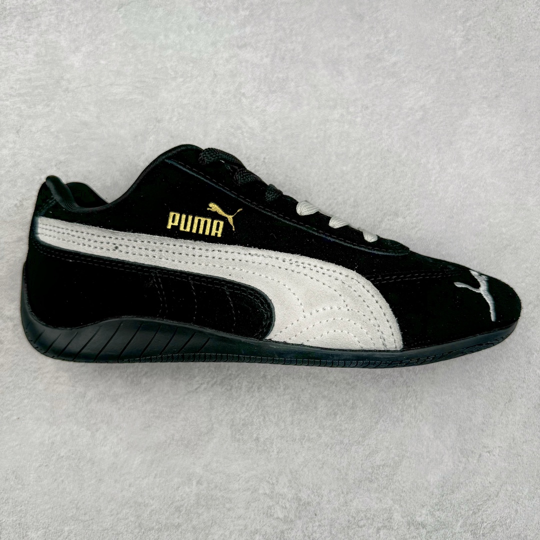 ＃特价福利 PUMA Speedca OG 彪马极速赛车系列低帮德训风拼接复古百搭休闲运动赛车鞋 鞋款从80、90年代赛车手所穿的防火赛车鞋为原型，鞋身线条模仿了赛车的流线廓形 体现了空气动力学原理的结构 简约流畅的外观 恰好又和贯穿其中的Formstrip Logo融合恰到好处 视觉上细节丰富且协调 本次Speedcat OG鞋款归来 最大看点自然式保留了窄版鞋型以及薄底构造 这两年各品牌鞋底越做越厚 Speedcat反其道而行之 上脚几乎无鞋底的效果带来耳目一新的视觉体验 鞋面依旧是以质感细腻的麂皮材质打造 并且大面积近乎全包裹的使用 复古味道也愈发浓烈 配色上更是将最原始的黑色和红色带回 向F1赛车队的标志性队服致敬 相信让各位一眼种草的更多是出挑的大红色 上脚即可瞬间点亮整体造型 在以球鞋为核心的OOTD中脱颖而出 而另一款黑色则是低调的万金油 彰显新潮个性的同时又不喧宾夺主 也是热爱简约系穿搭朋友的首选 尺码：36 37 37.5 38 38.5 39 40 40.5 41 42 42.5 43 44 44.5 45-选品中心