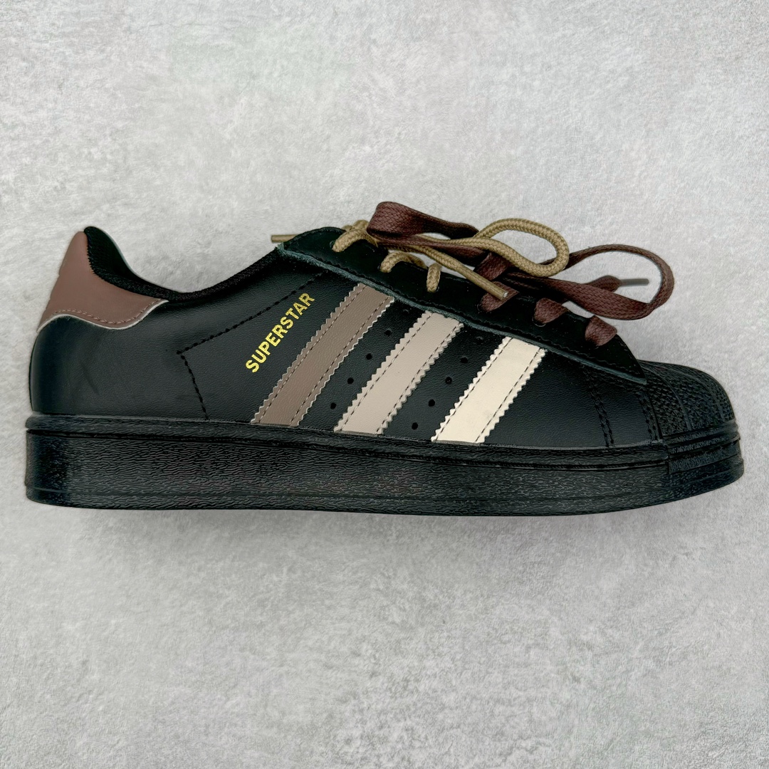 AD Originals Superstar 经典复古贝壳头板鞋 EG4959 诞生于1969年 是第一双将全皮面鞋 身与橡胶鞋头结合在一起的低帮篮球鞋 Superstar最开始 是作为高帮篮球鞋Pro Model的低帮版本而出现的 但因为其独特和醒目的橡胶鞋头造型而让大家熟知 被大家形象地称为\\\”shelltoe\\\”贝壳头 在70年代的美国职业篮球场上 接近3/4的NBA球员都将这双Superstar作为场上用鞋 80年代之后 经过不断的改良和发展 Superstar逐渐成为横跨时装、音乐、街头文化、休闲和运动等各大领域的时尚潮鞋 尺码：36 36.5 37 38 38.5 39 40 40.5 41 42 42.5 43 44 44.5 45-选品中心