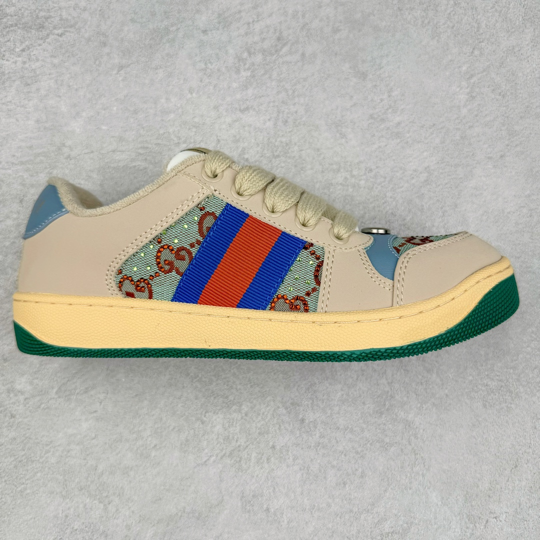 图片[2]-＃福利特价 Gucci Screener sneaker 古驰双G小脏鞋系列复古怀旧校园风低帮板鞋 全套原楦原纸版原鞋开模 纯手工水洗做旧处理 侧面条纹饰带 原厂定制 原厂数据电绣 清晰立体 全鞋电脑针车 紧密相连 针距密度一致 环保乳胶注塑鞋垫 厚度脚感还原原版 皮面裁剪部位 统一油边封口工艺 右脚鞋侧嵌入NFC防伪芯片装置＋鞋盒标二唯码扫描 秒进官网 专柜全套包装 防尘袋 说明书 质保卡 购物袋 尺码：35 36 37 38 39 40 41 42 43 44 45-选品中心